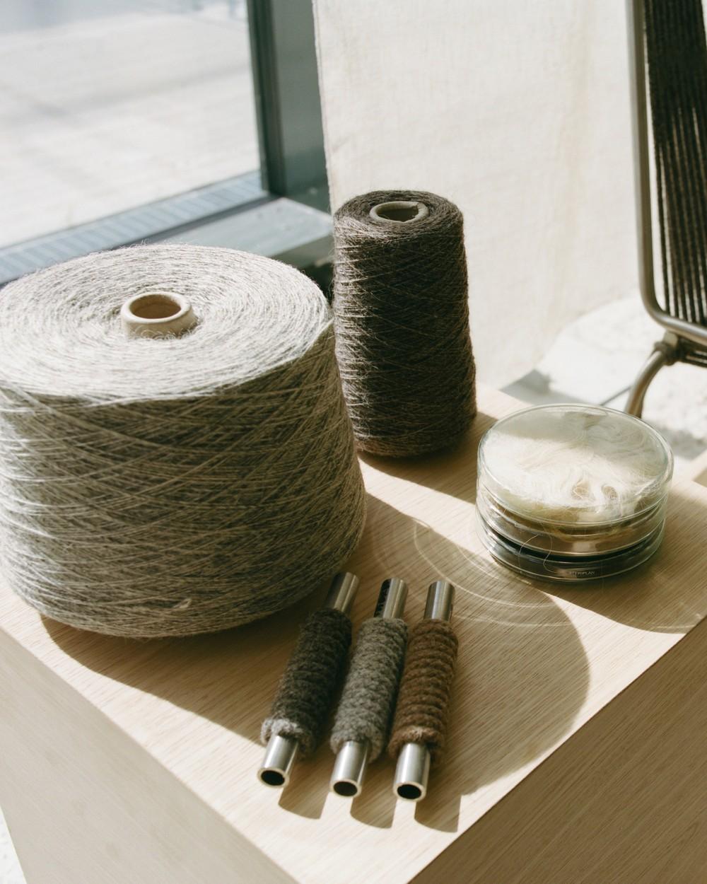 Divisorio per ambienti Anto Wide Fair Grey in acciaio e lana di Thorup Copenhagen In condizioni Nuovo in vendita a Geneve, CH