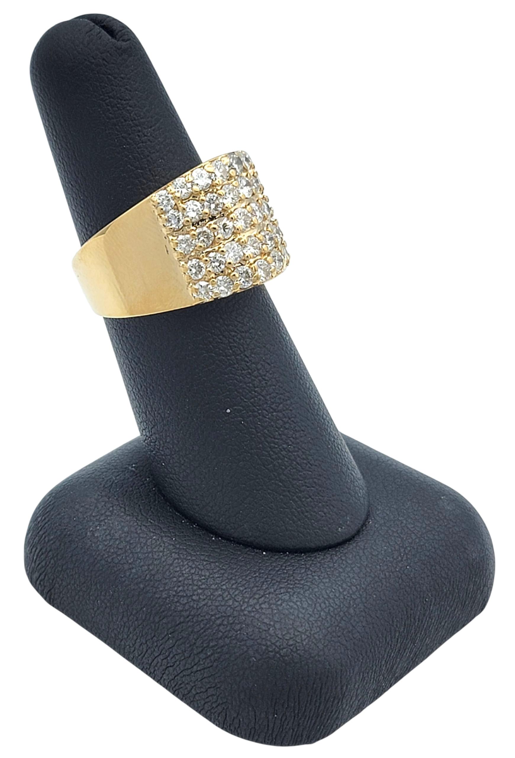 Anillo ancho de cinco filas de diamantes redondos talla brillante en oro amarillo de 14 quilates en venta 4