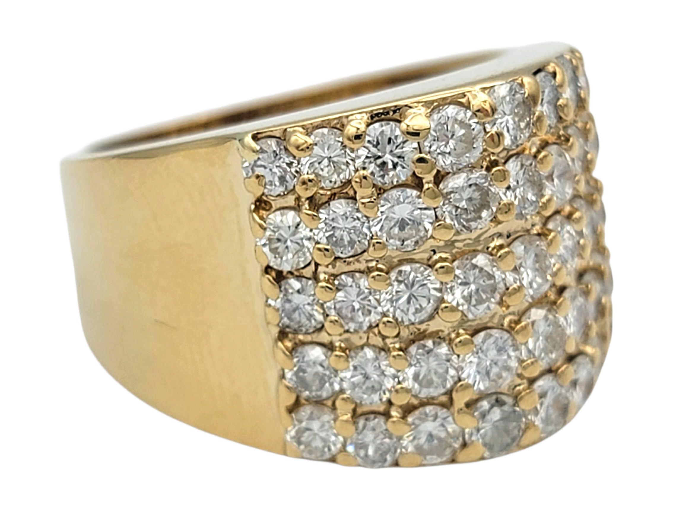 Tamaño del anillo: 7

Este deslumbrante anillo de oro amarillo de 14 quilates presenta un impresionante despliegue de diamantes redondos de talla brillante. Los brillantes diamantes están engastados en un diseño de banda ancha, creando un campo