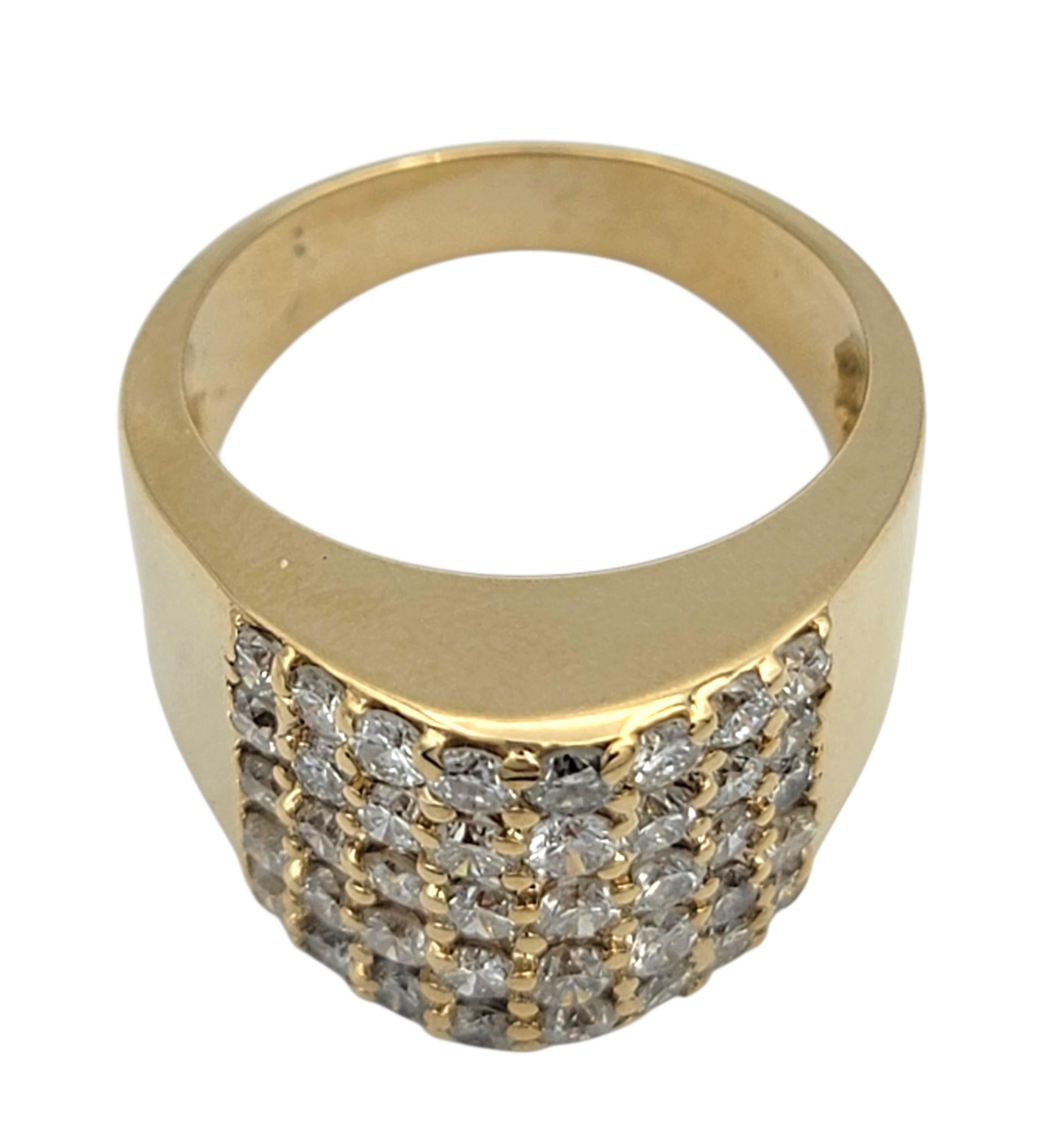 Anillo ancho de cinco filas de diamantes redondos talla brillante en oro amarillo de 14 quilates Corte redondo en venta