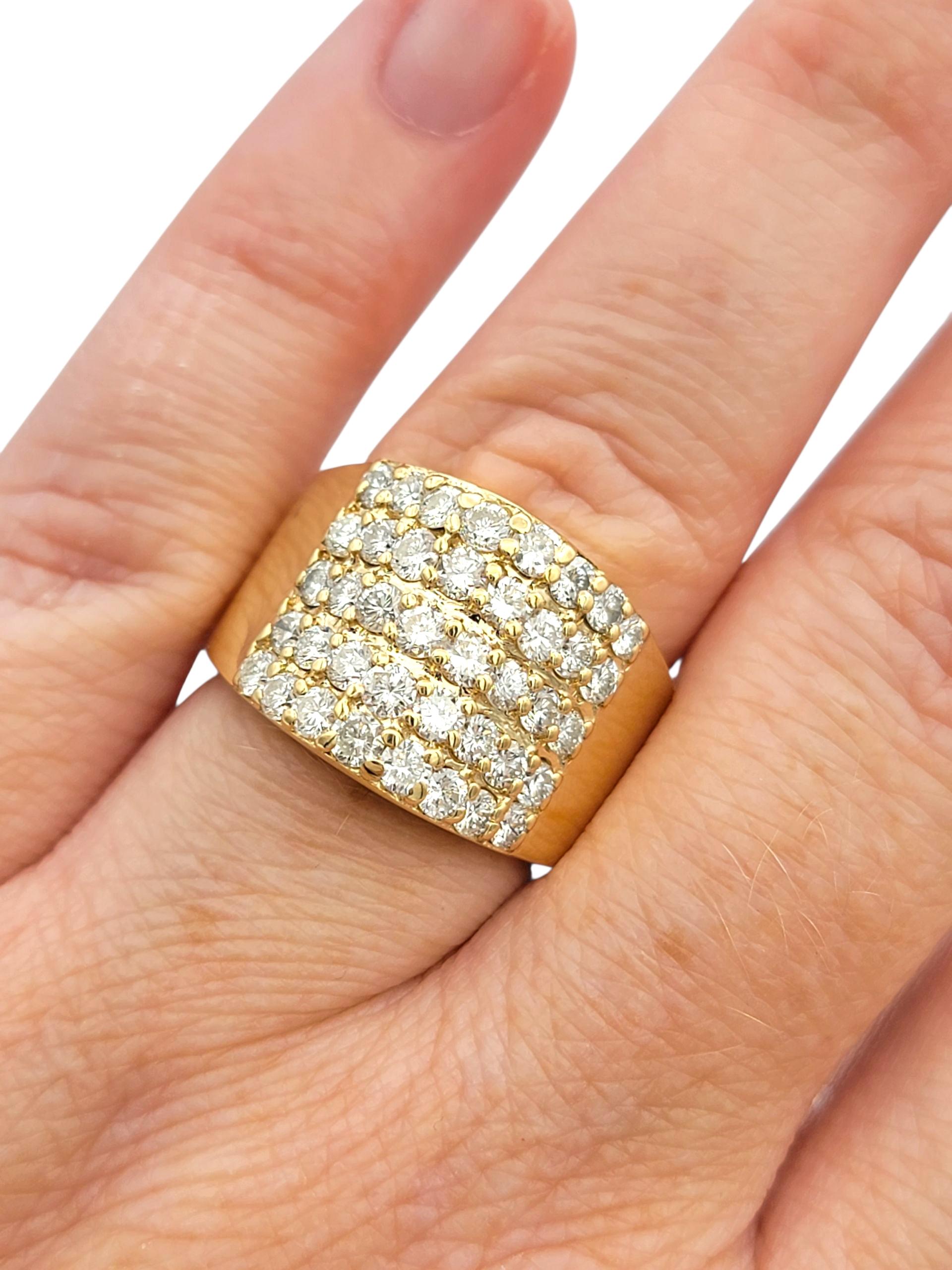 Anillo ancho de cinco filas de diamantes redondos talla brillante en oro amarillo de 14 quilates en venta 2