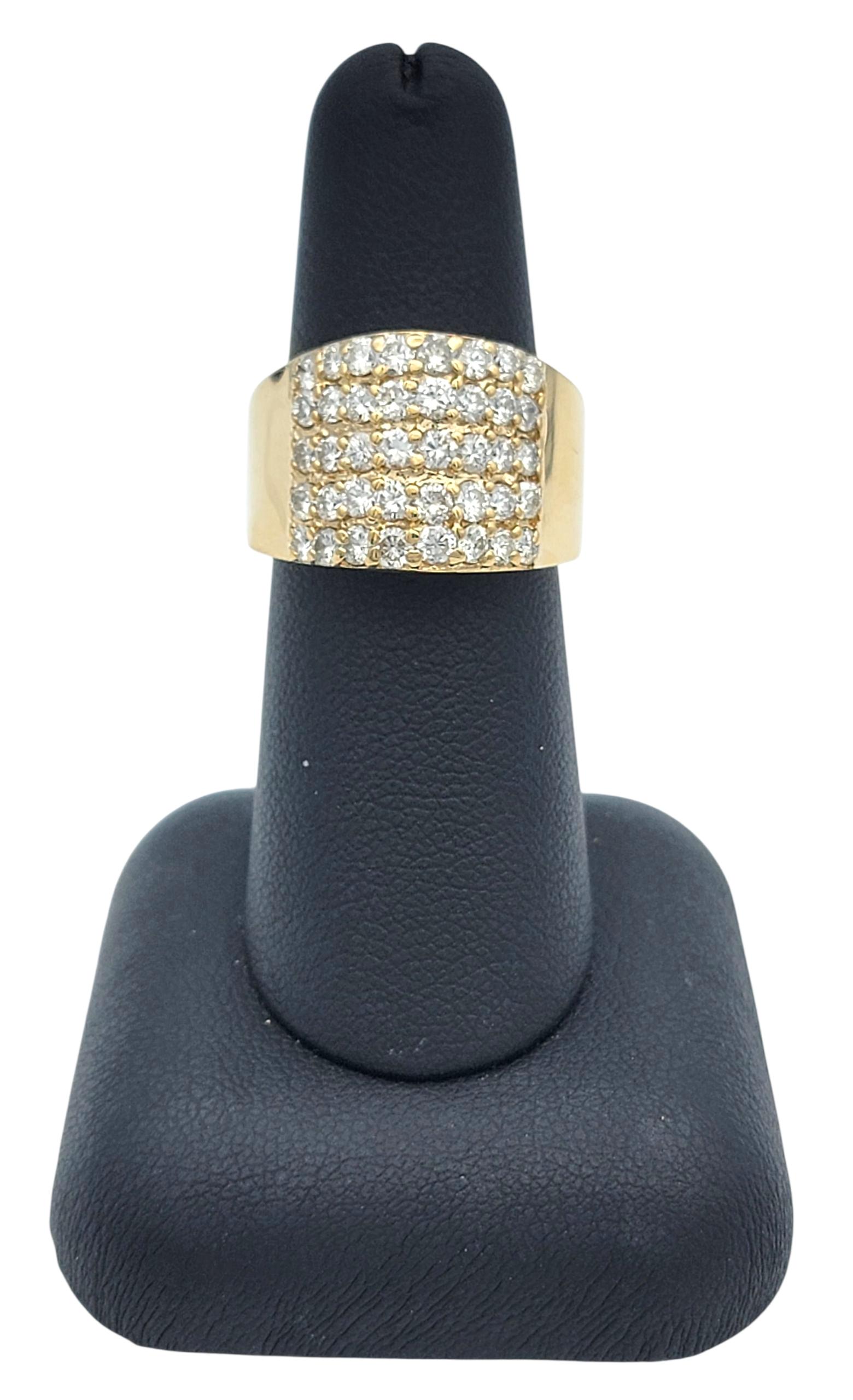 Anillo ancho de cinco filas de diamantes redondos talla brillante en oro amarillo de 14 quilates en venta 3