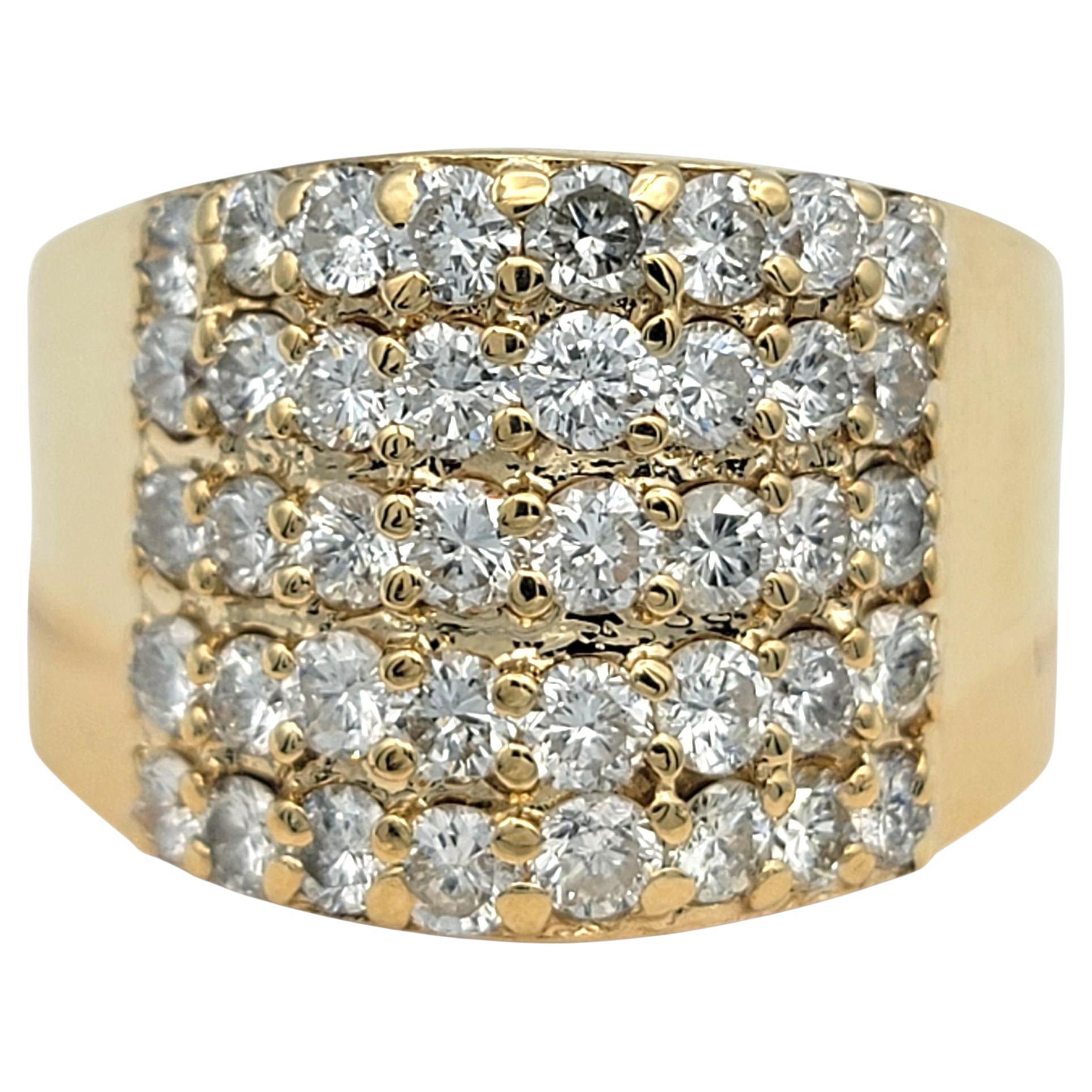 Anillo ancho de cinco filas de diamantes redondos talla brillante en oro amarillo de 14 quilates