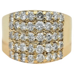 Anillo ancho de cinco filas de diamantes redondos talla brillante en oro amarillo de 14 quilates