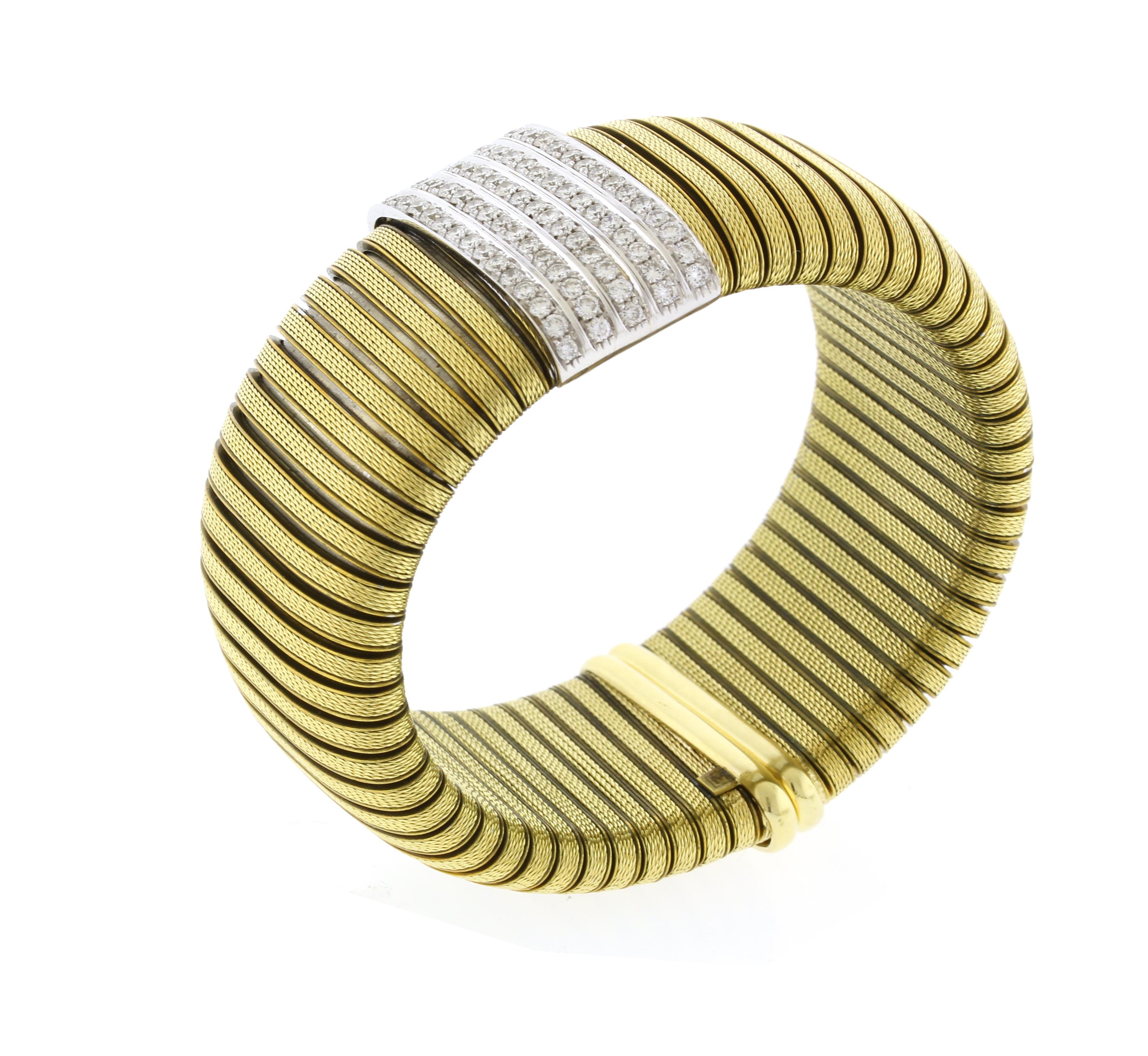 Cette manchette flexible et audacieuse est rehaussée de cinq rangs de diamants étincelants. Conçu de manière experte pour s'étendre facilement sur le poignet. Ce bracelet est proposé à une valeur exceptionnelle, sa valeur de remplacement au détail