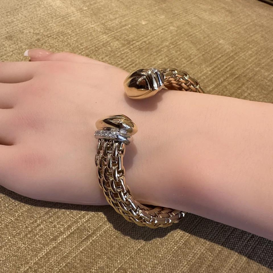 Taille ronde Bracelet manchette souple large avec diamants en or jaune et blanc 18 carats en vente