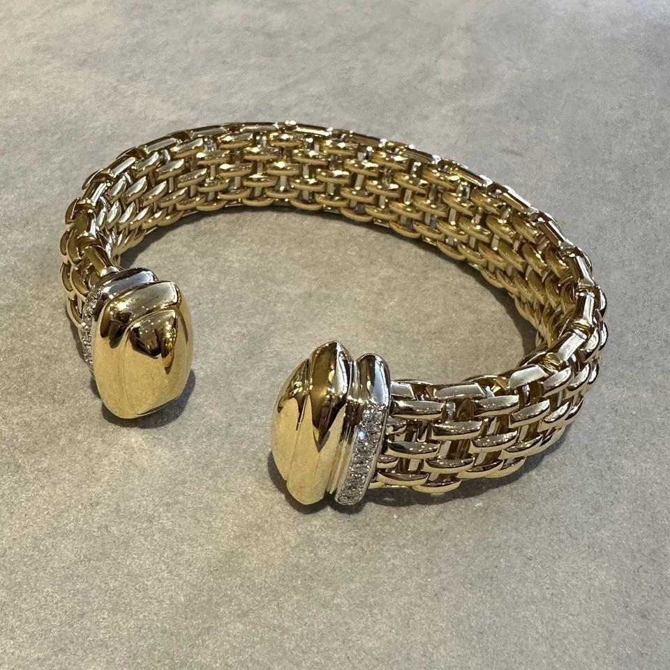 Bracelet manchette souple large avec diamants en or jaune et blanc 18 carats en vente 1