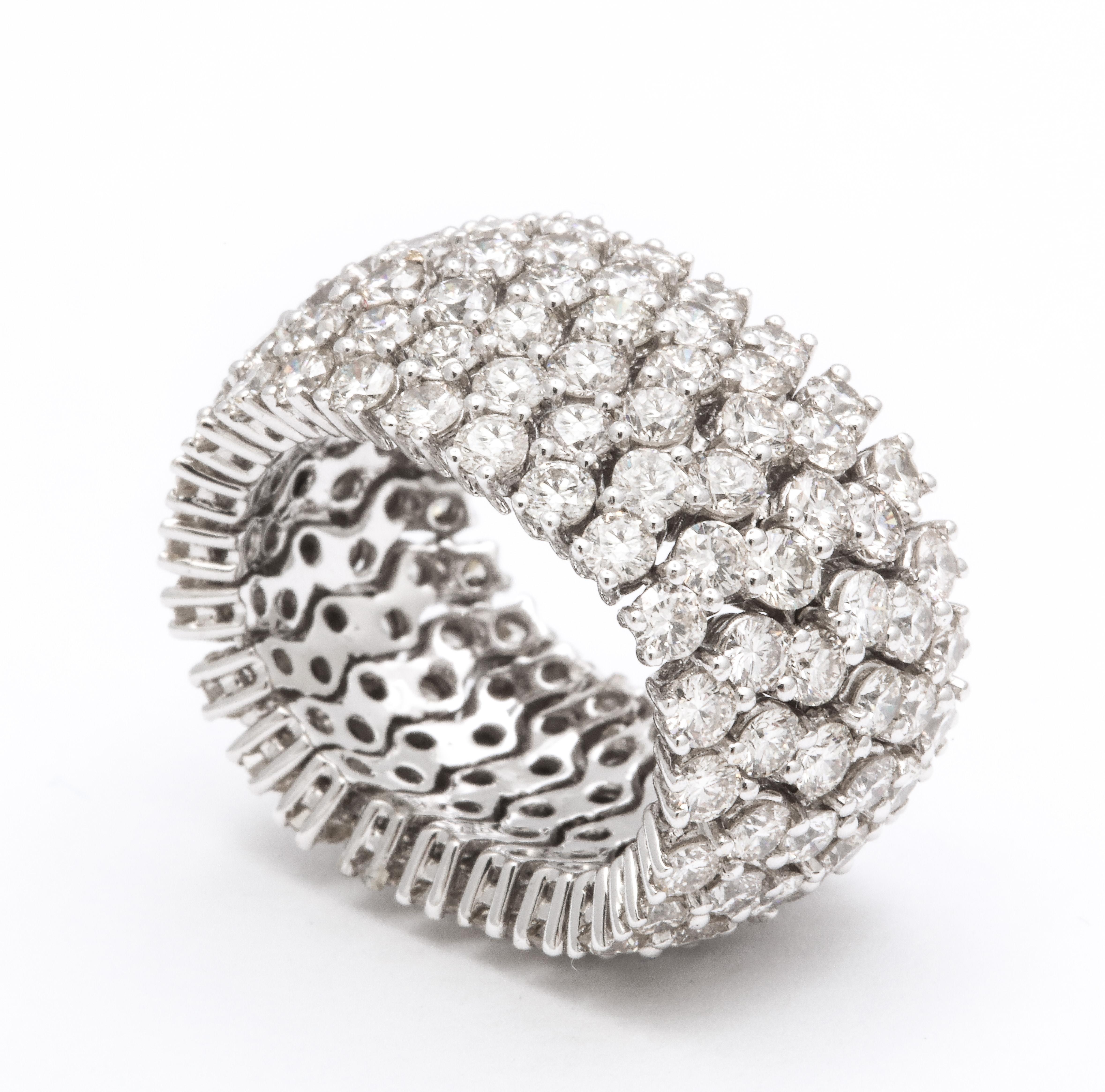 Breites, flexibles Diamantband im Zustand „Neu“ im Angebot in New York, NY