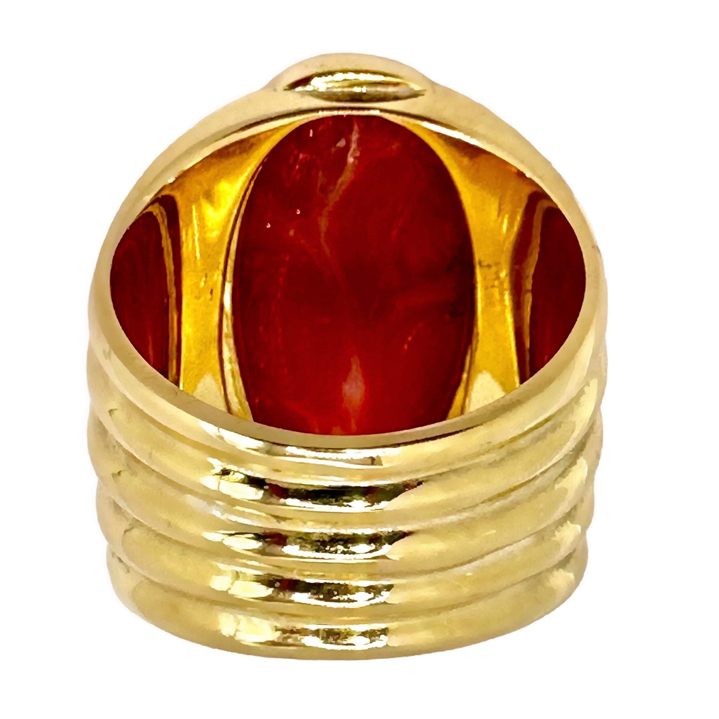 Wide Fluted Gold Ring with Large Deep Red Oxblood Cabochon In Good Condition For Sale In Palm Beach, FL