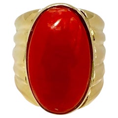 Large bague en or cannelé avec grand cabochon rouge profond en forme de sang de bœuf