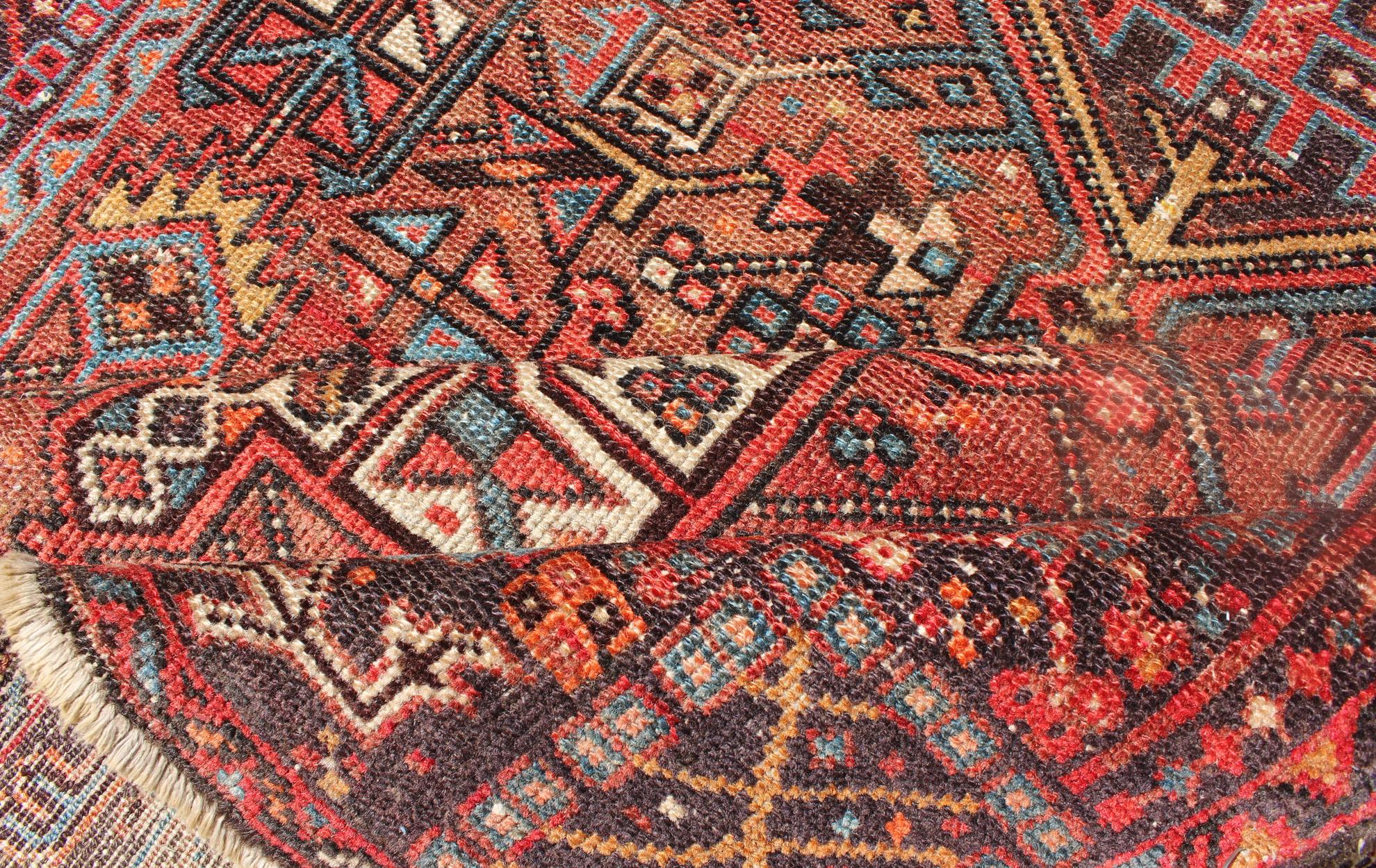 Breiter geometrischer persischer Heriz-Läufer mit Medaillons in Rot und Juwelentönen (Heriz Serapi) im Angebot