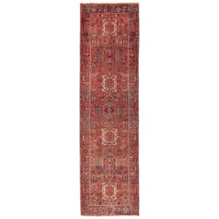 Large tapis de couloir géométrique persan Heriz avec médaillons dans les tons rouges et bijoux