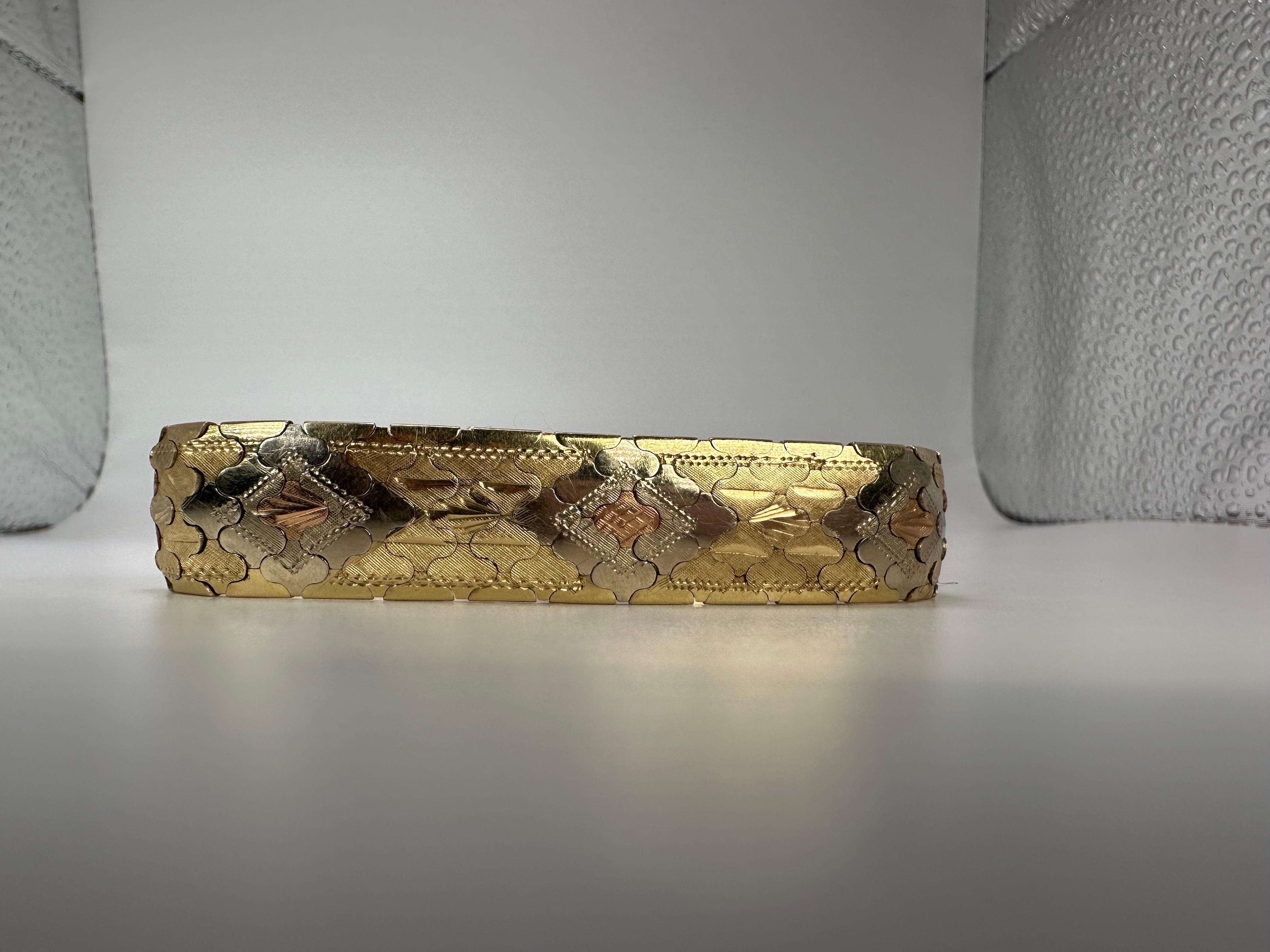 Einzigartiges Goldarmband in 14KT Gold mit einzigartigem Muster und Handwerkskunst! Weit und schön zu jedem Outfit!

GOLD: 18KT Gold
Gramm:41
Größe:7.27