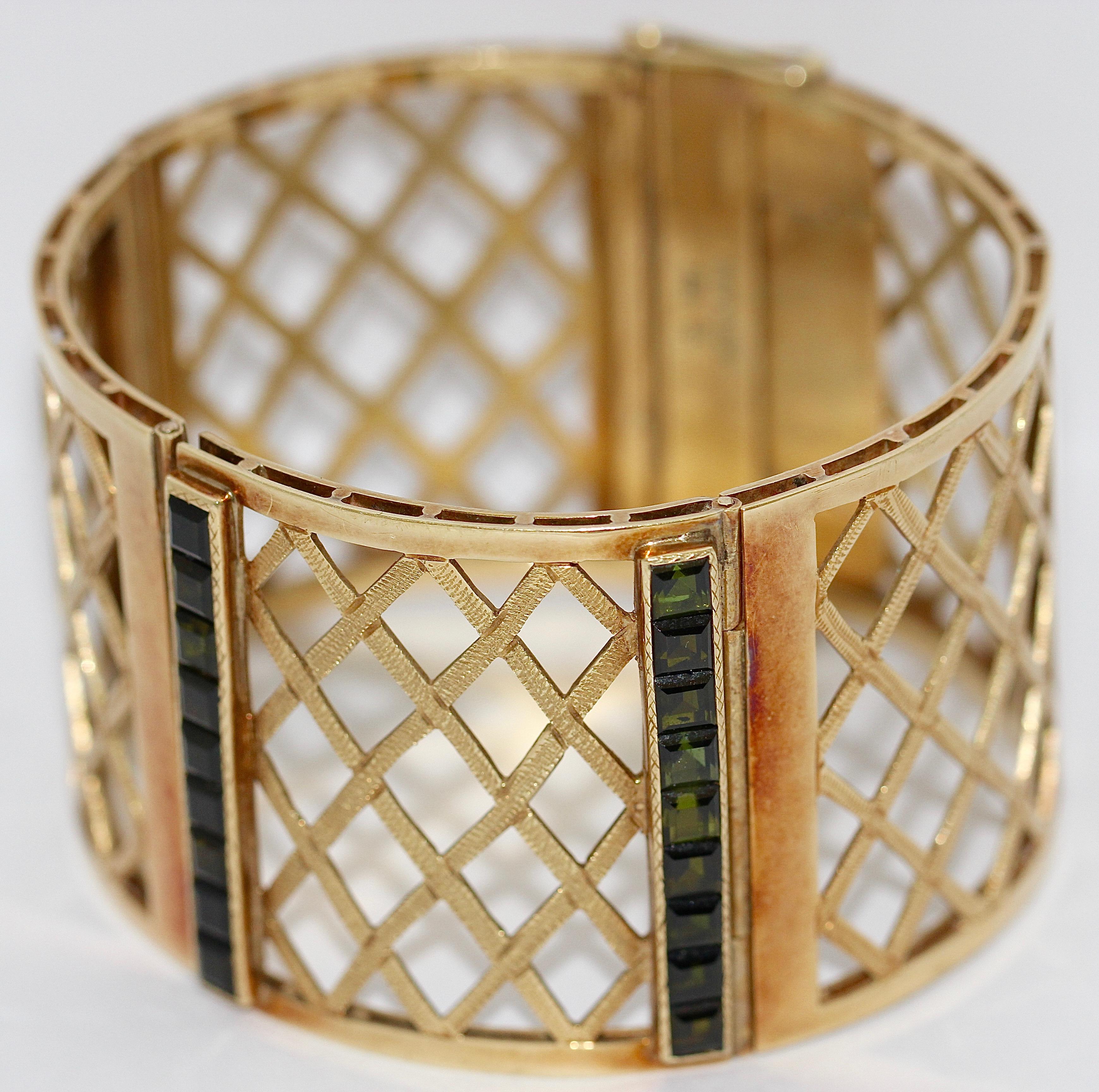 Large bracelet en or, bracelet en or, parure en or 14k avec 18 tourmalines.

Le meilleur travail d'orfèvrerie. Très bon état.