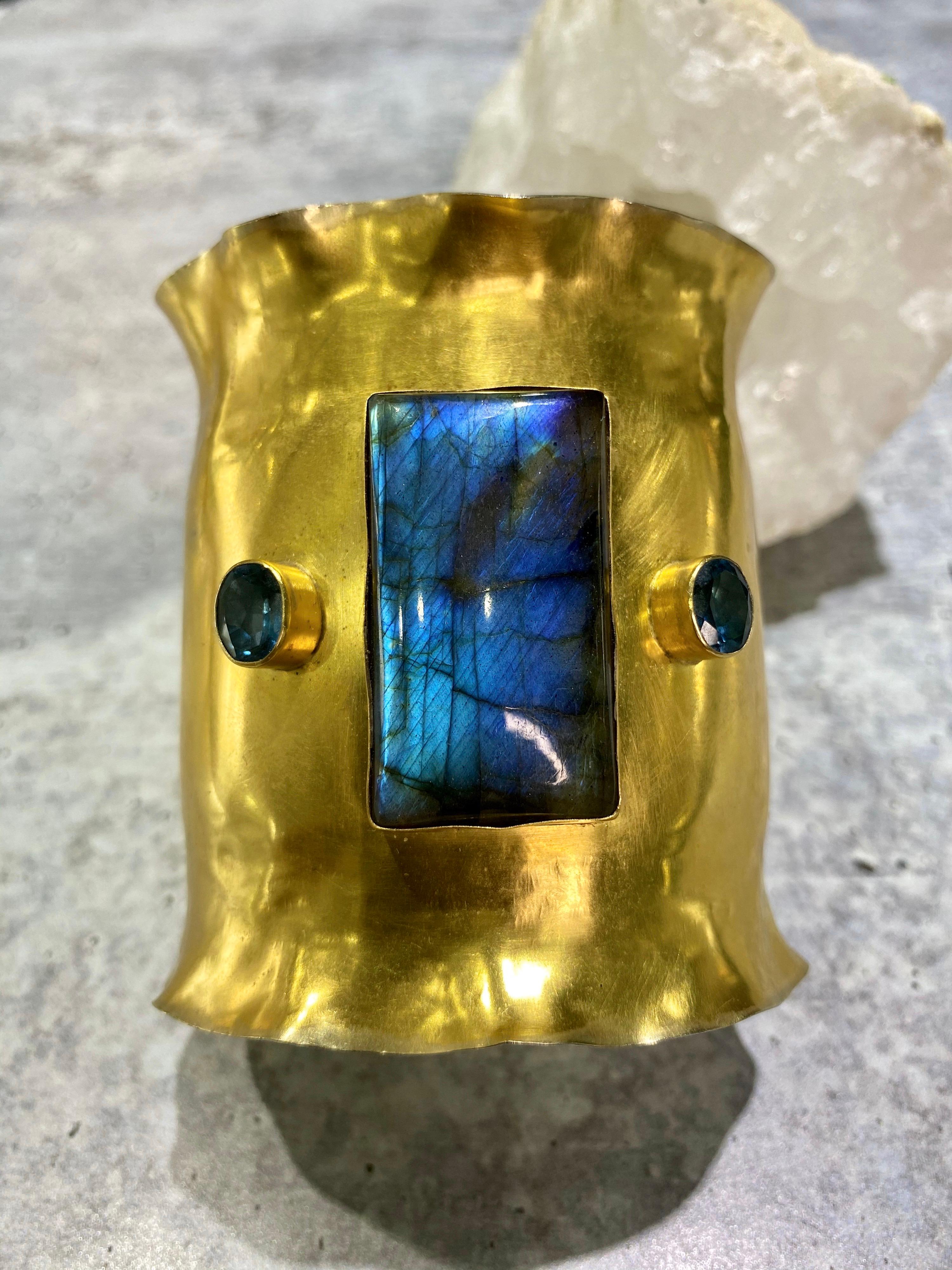 Wide Gold Cuff with Labradorite and London Blue Topaz In New Condition For Sale In Miramar Beach, FL