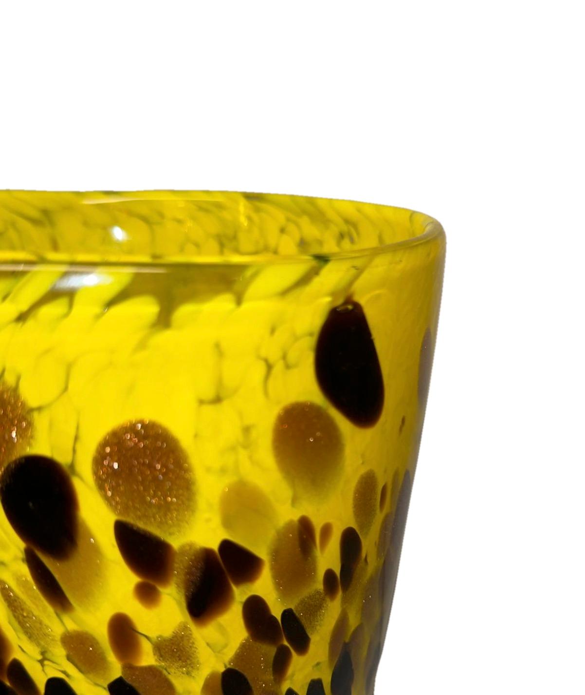 Breite mundgeblasene Vase aus gelbem Muranoglas mit schwarzen und bernsteinfarbenen Sprenkeln im Zustand „Gut“ im Angebot in New York, NY