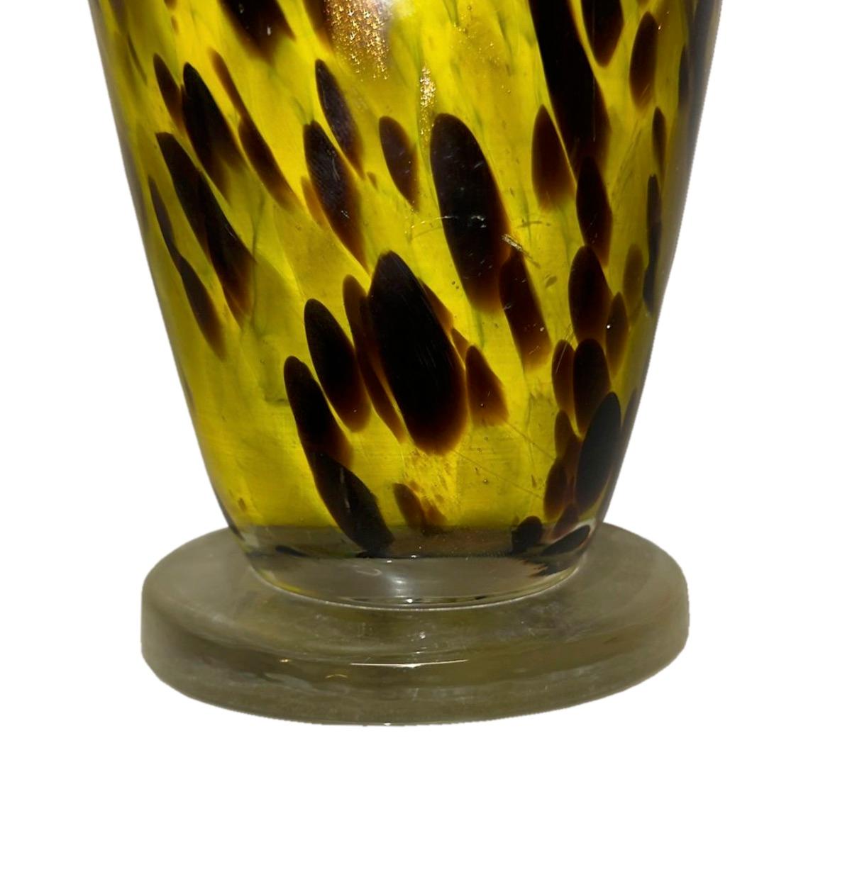 Breite mundgeblasene Vase aus gelbem Muranoglas mit schwarzen und bernsteinfarbenen Sprenkeln (20. Jahrhundert) im Angebot