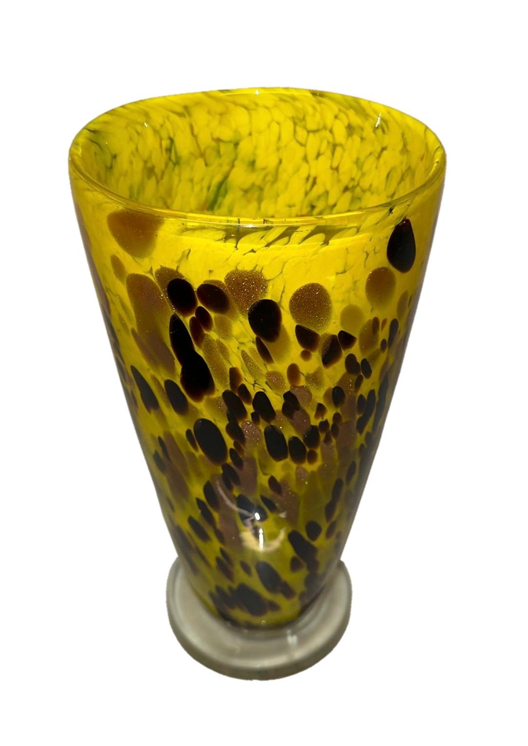 Breite mundgeblasene Vase aus gelbem Muranoglas mit schwarzen und bernsteinfarbenen Sprenkeln (Geblasenes Glas) im Angebot
