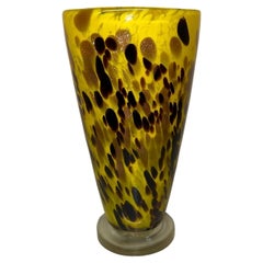 Breite mundgeblasene Vase aus gelbem Muranoglas mit schwarzen und bernsteinfarbenen Sprenkeln