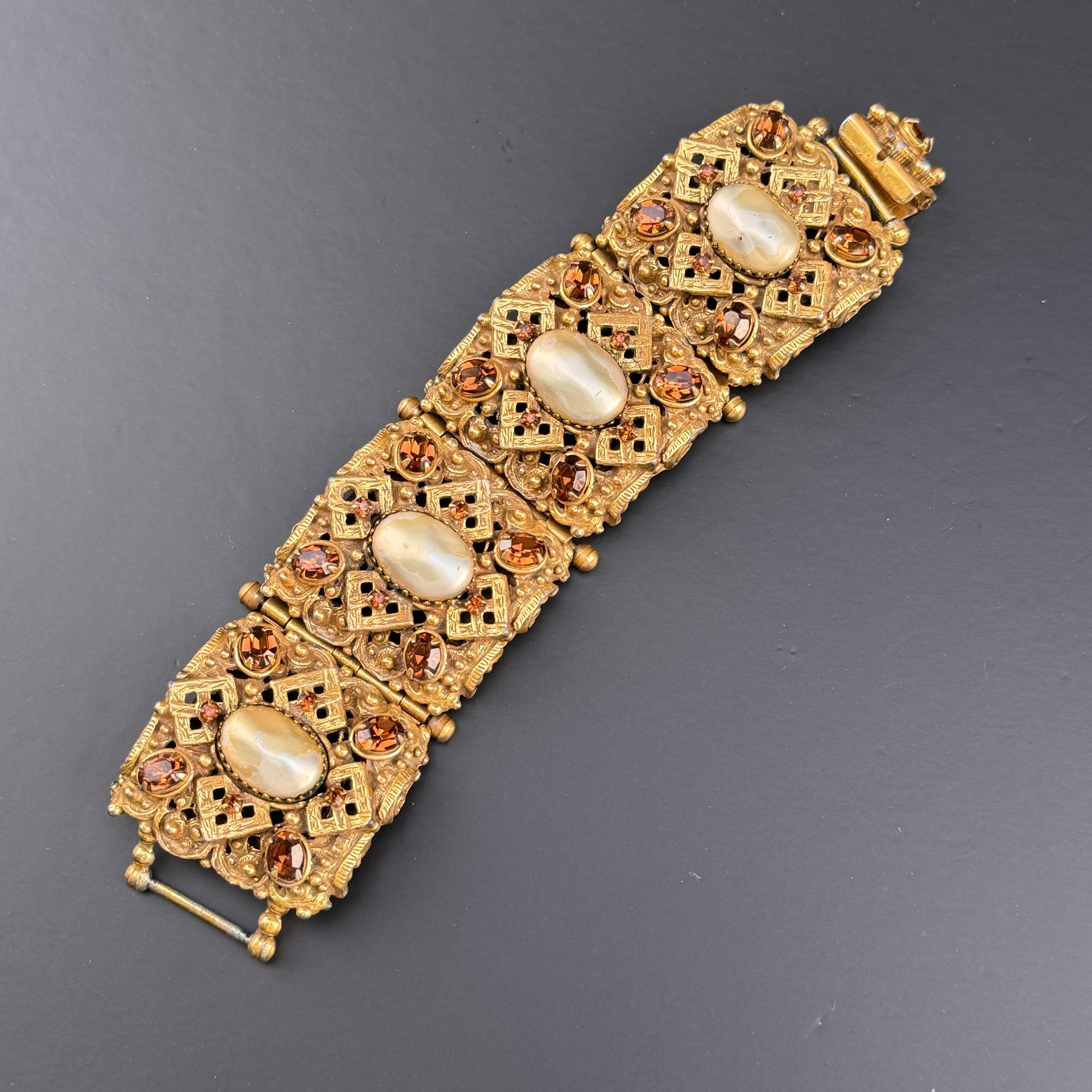 Neorinascimentale AMPIO  Bracciale a pannello aperto Jewell placcato oro di alta gamma: in vendita