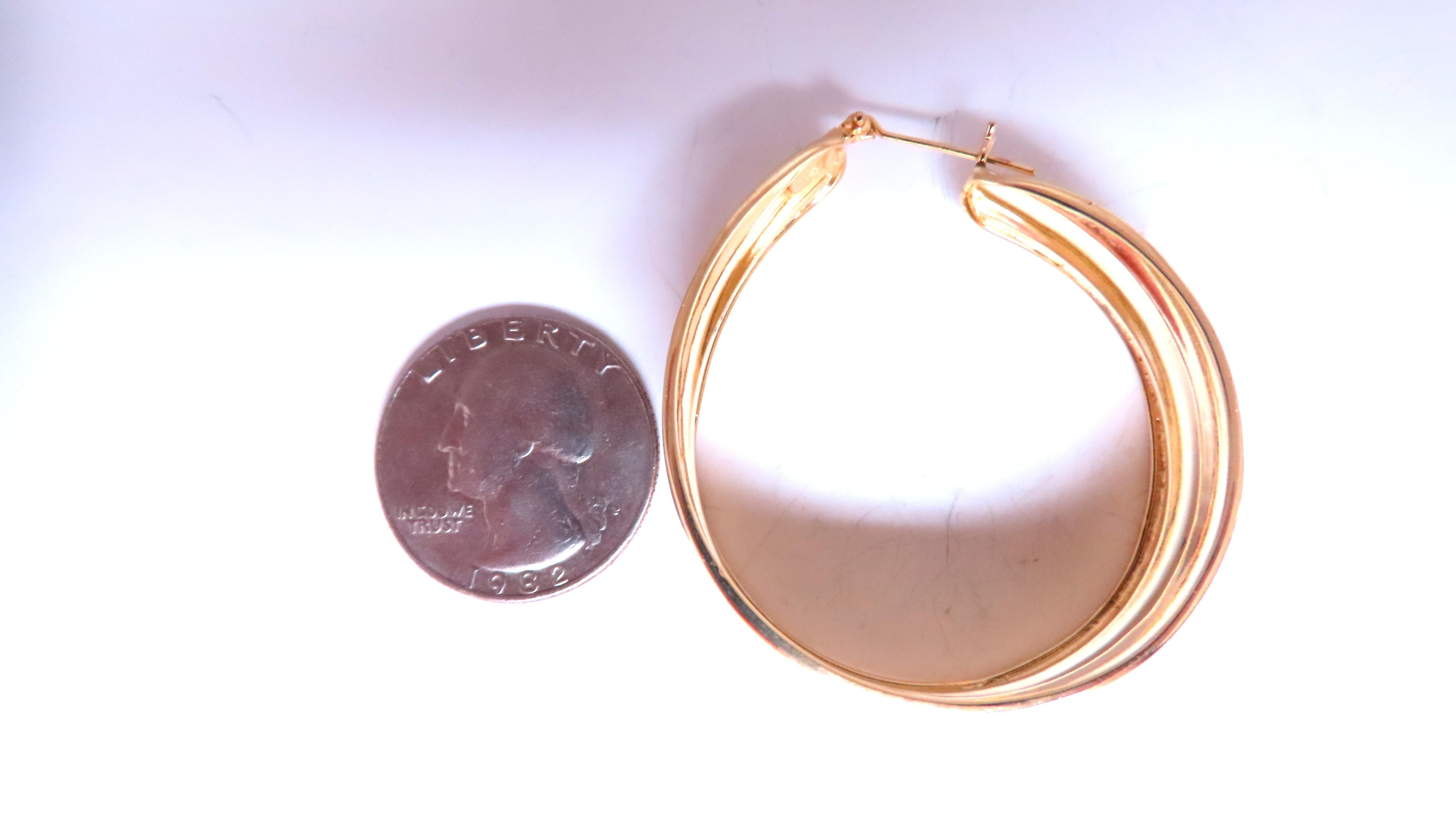 Wide High Shine Tributed Hoop Earrings 14kt Gold 12587 In New Condition For Sale In New York, NY