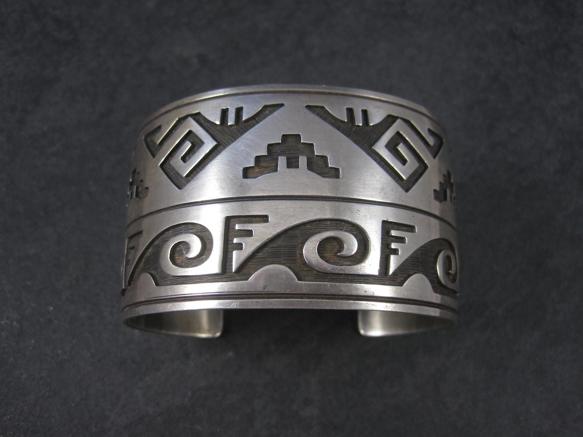 Breites Hopi Sterling Manschettenarmband für Damen oder Herren