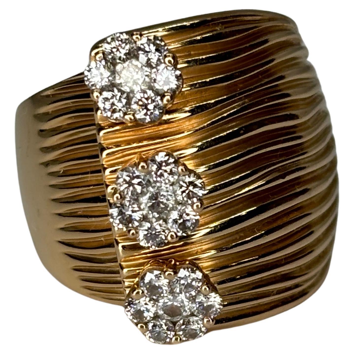 Hueb is a Brazilian jewelry brand known for its luxurious and intricately designed pieces that combine contemporary aesthetics with a touch of tropical flair. This beautiful 18k gold overlapping band with plisse design is decorated with flower