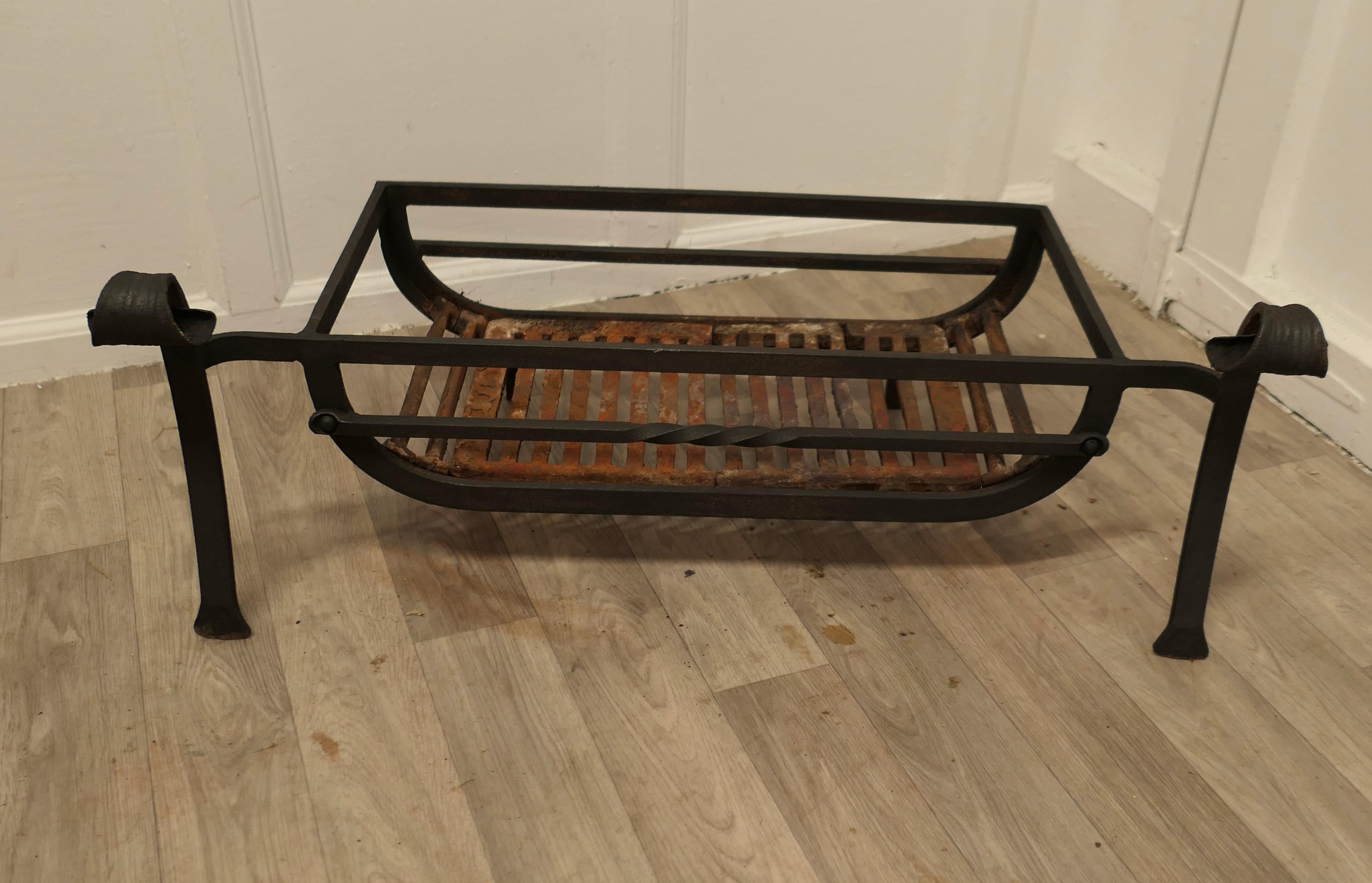 Néo-gothique Grille à bûches large pour cantou     Il s'agit d'une grande grille à bûches en fer forgé en vente