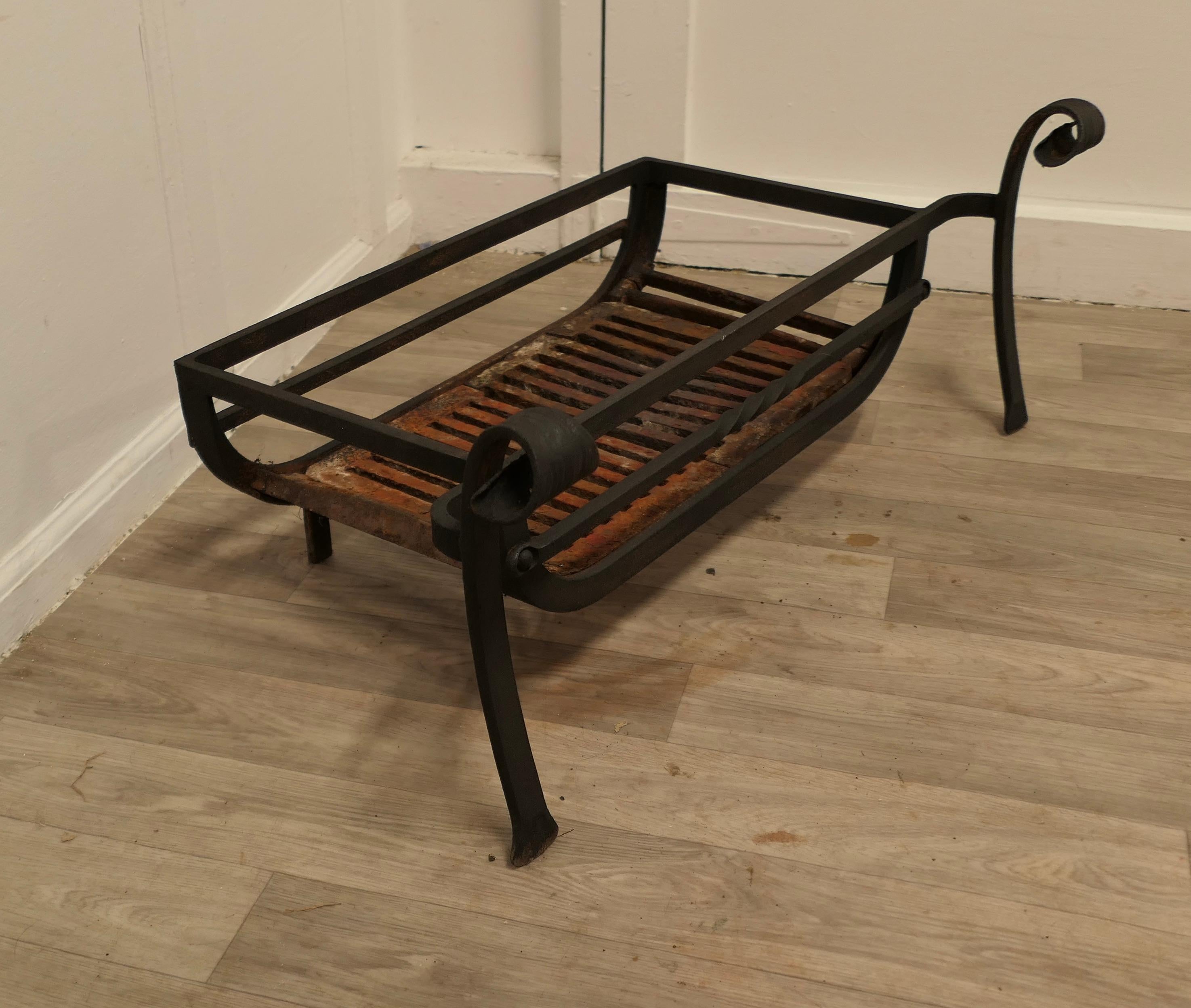 Fin du XIXe siècle Grille à bûches large pour cantou     Il s'agit d'une grande grille à bûches en fer forgé en vente