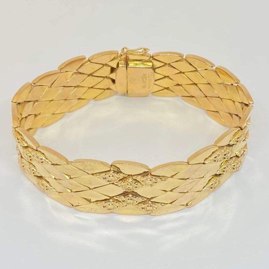 Estate bracelet designed in 18K yellow gold, measures 20mm wide and 7 3/4