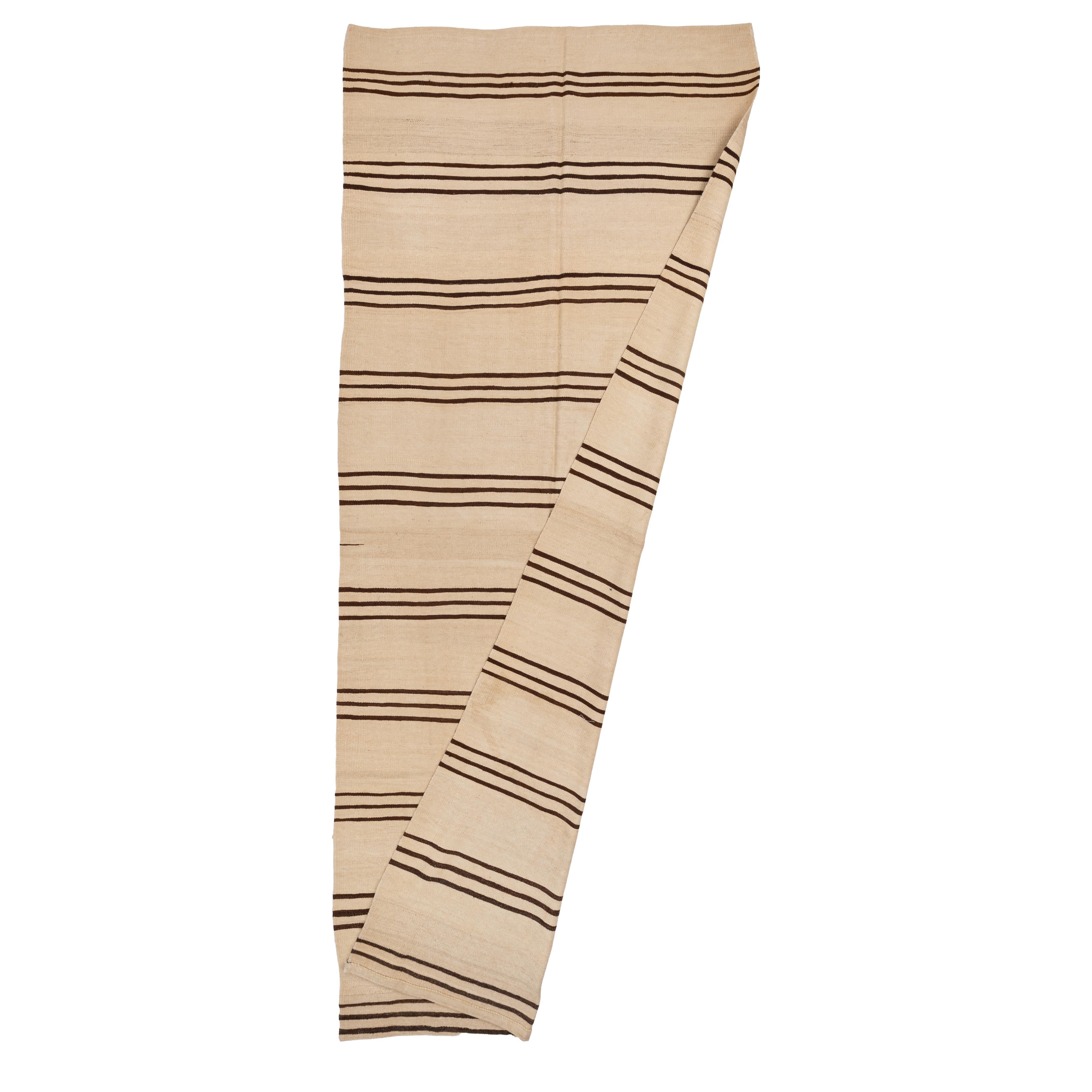 Ampio corridore kilim da Konya, Anatolia centrale, Turchia, metà del XX secolo in vendita 5