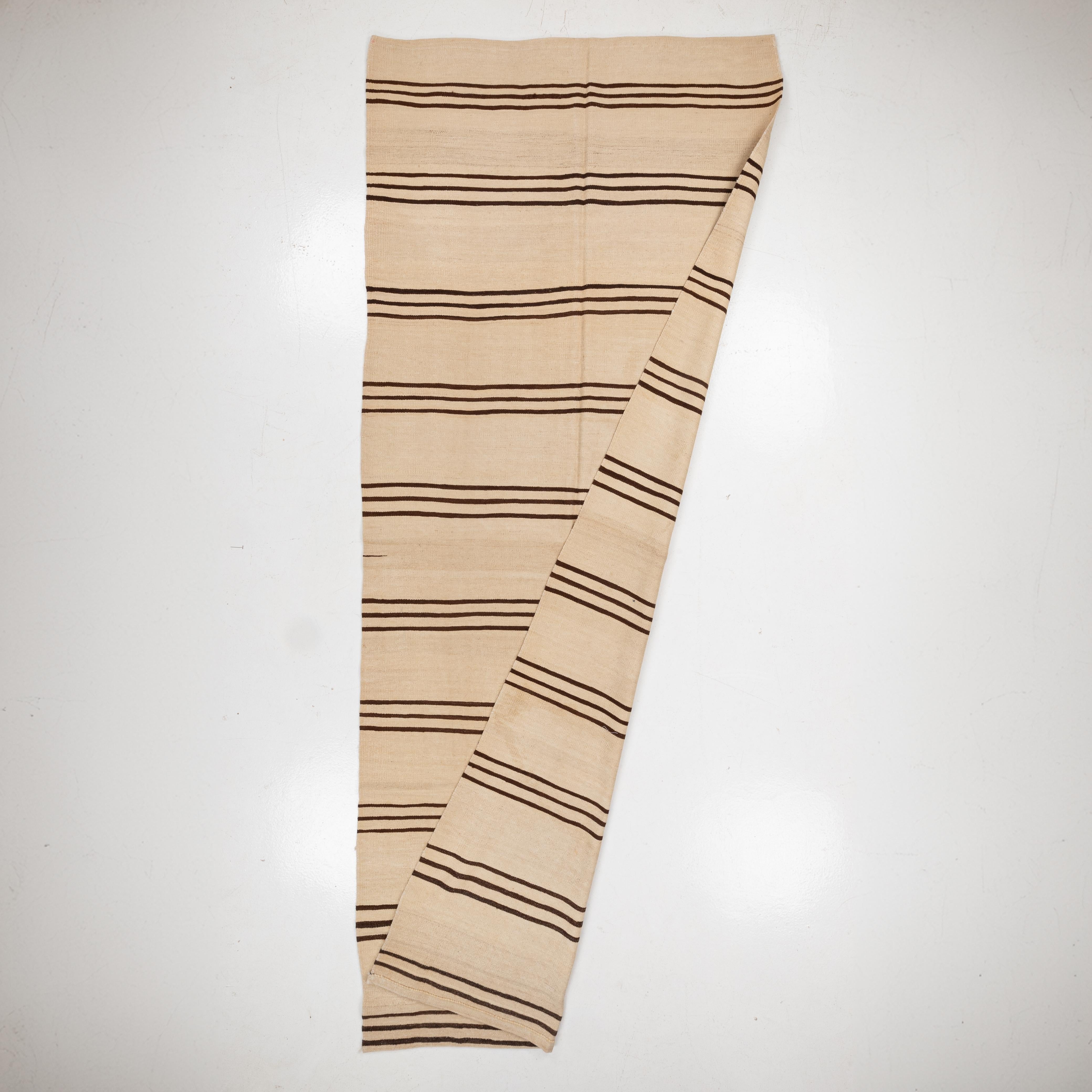 Kilim Ampio corridore kilim da Konya, Anatolia centrale, Turchia, metà del XX secolo in vendita