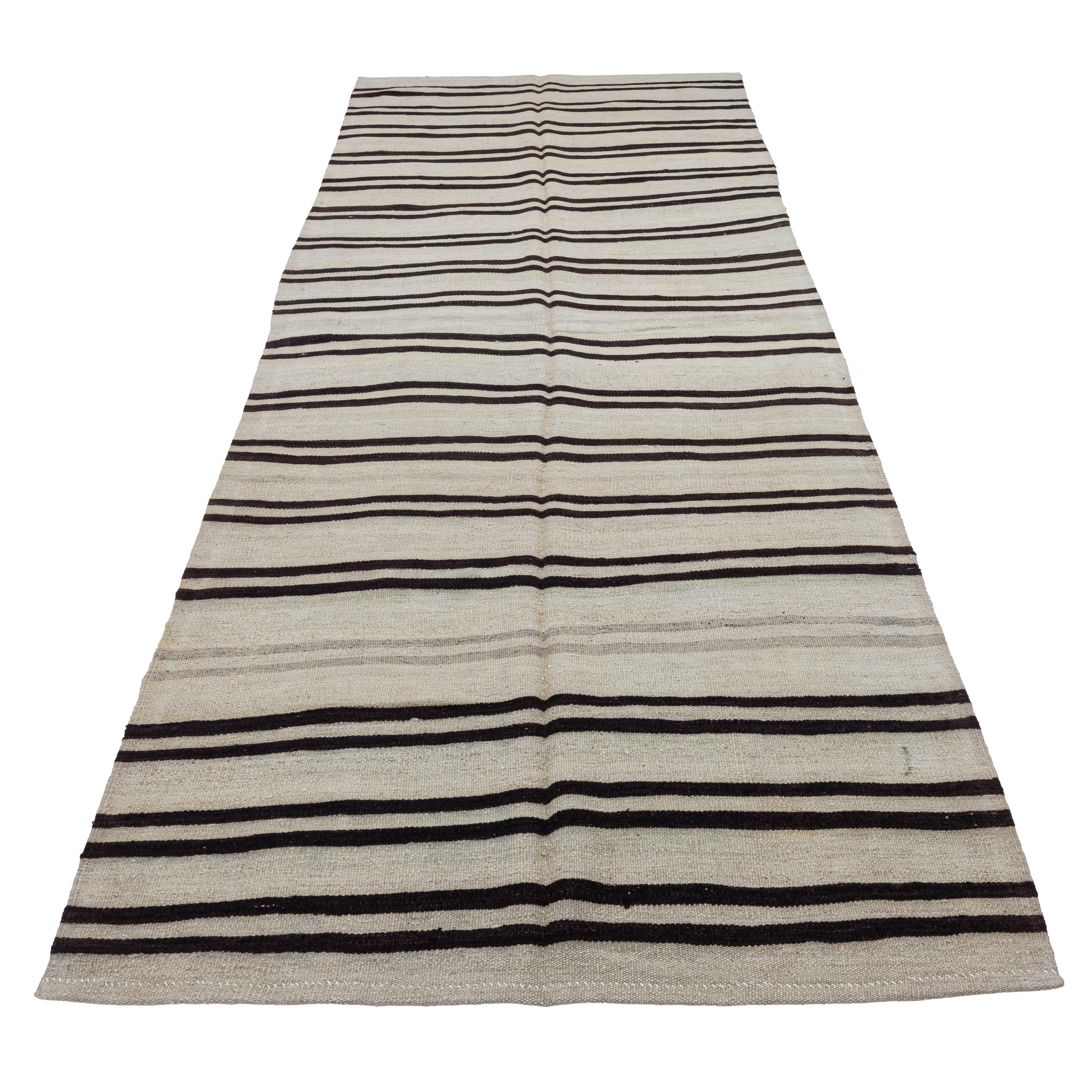 Corredor Kilim ancho de Konya, Anatolia Central, Turquía, mediados del siglo XX Tejido a mano en venta