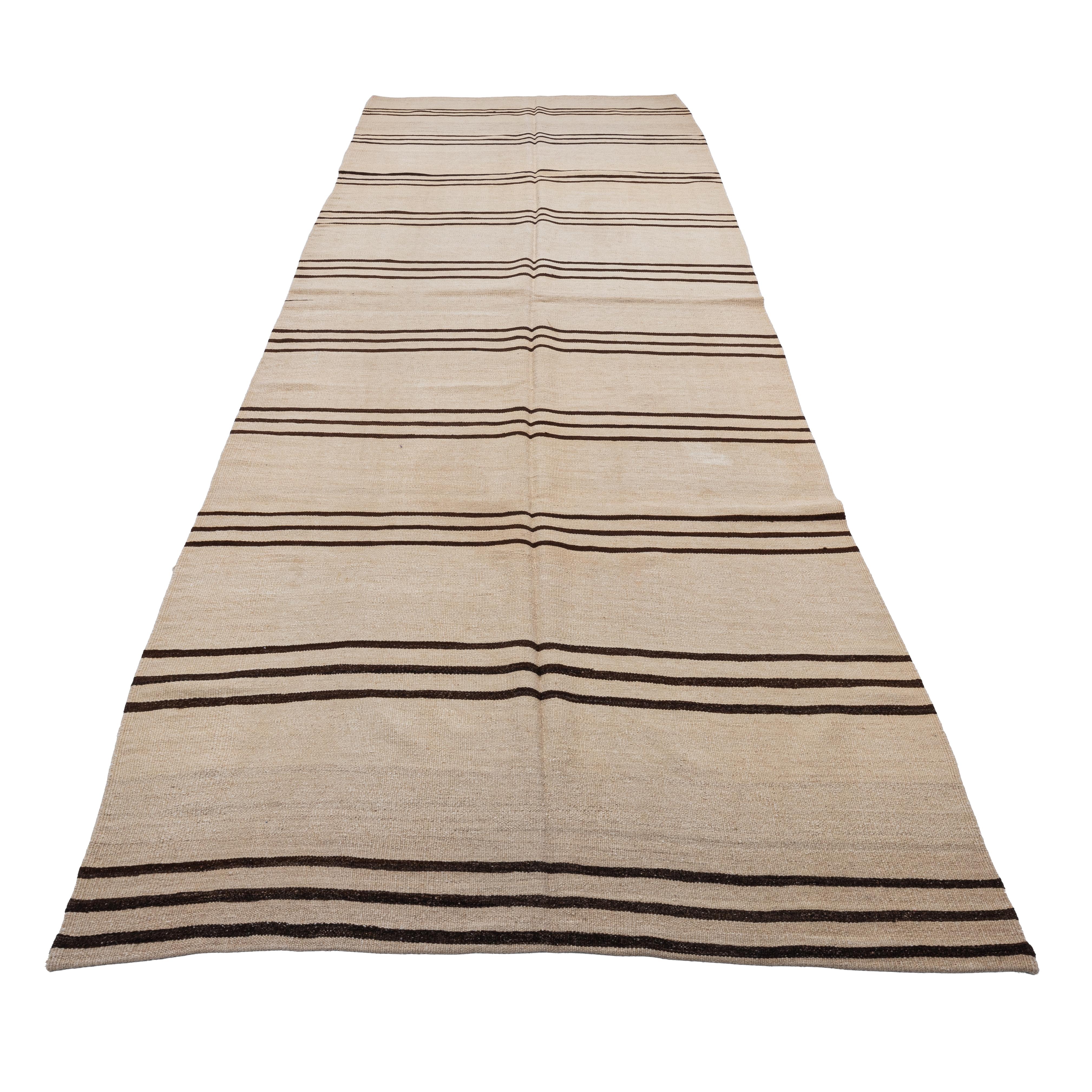 Turco Ampio corridore kilim da Konya, Anatolia centrale, Turchia, metà del XX secolo in vendita