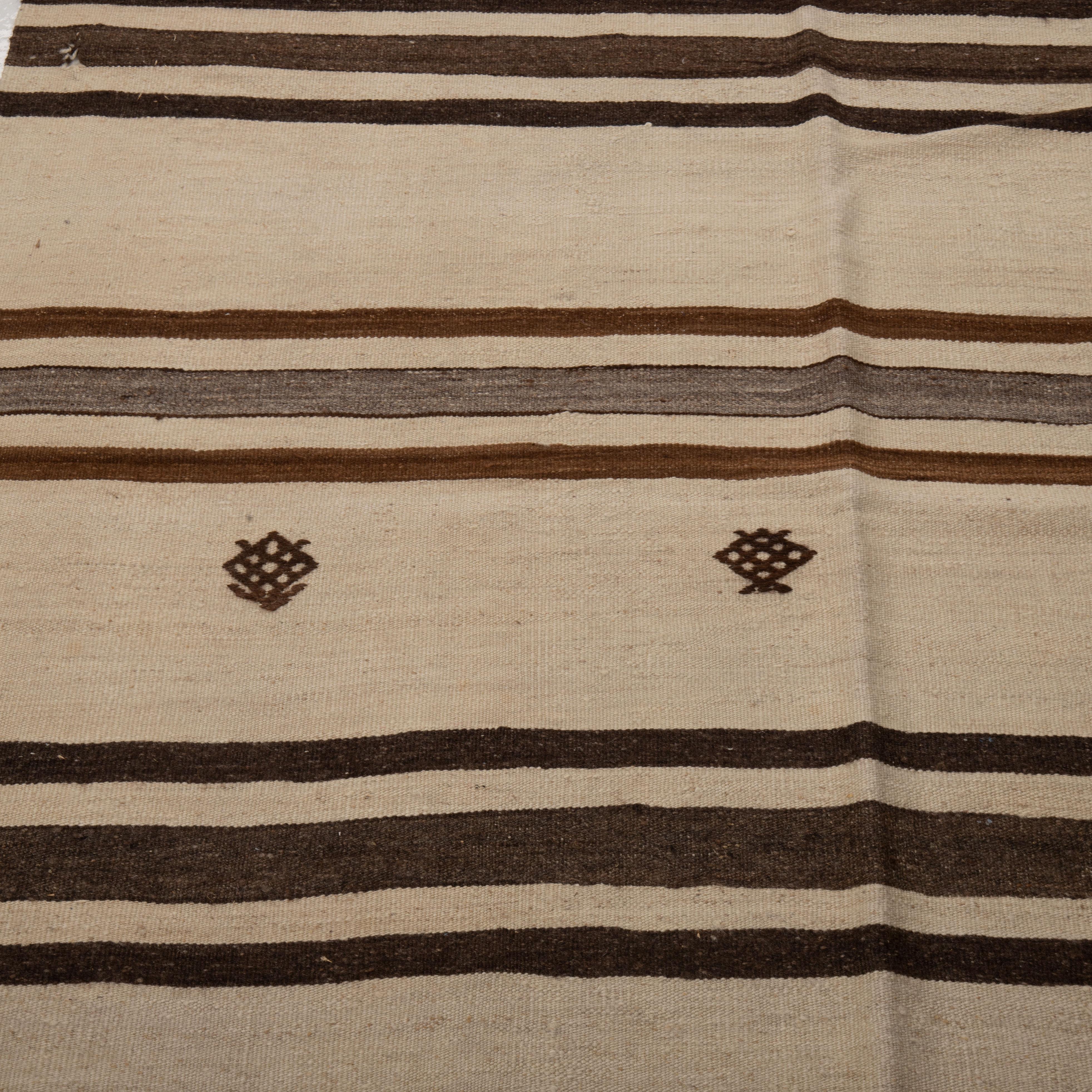 Wide Kilim Runner from Konya, Central Anatolia, Turkey, Mid-20th C In Good Condition For Sale In Istanbul, TR