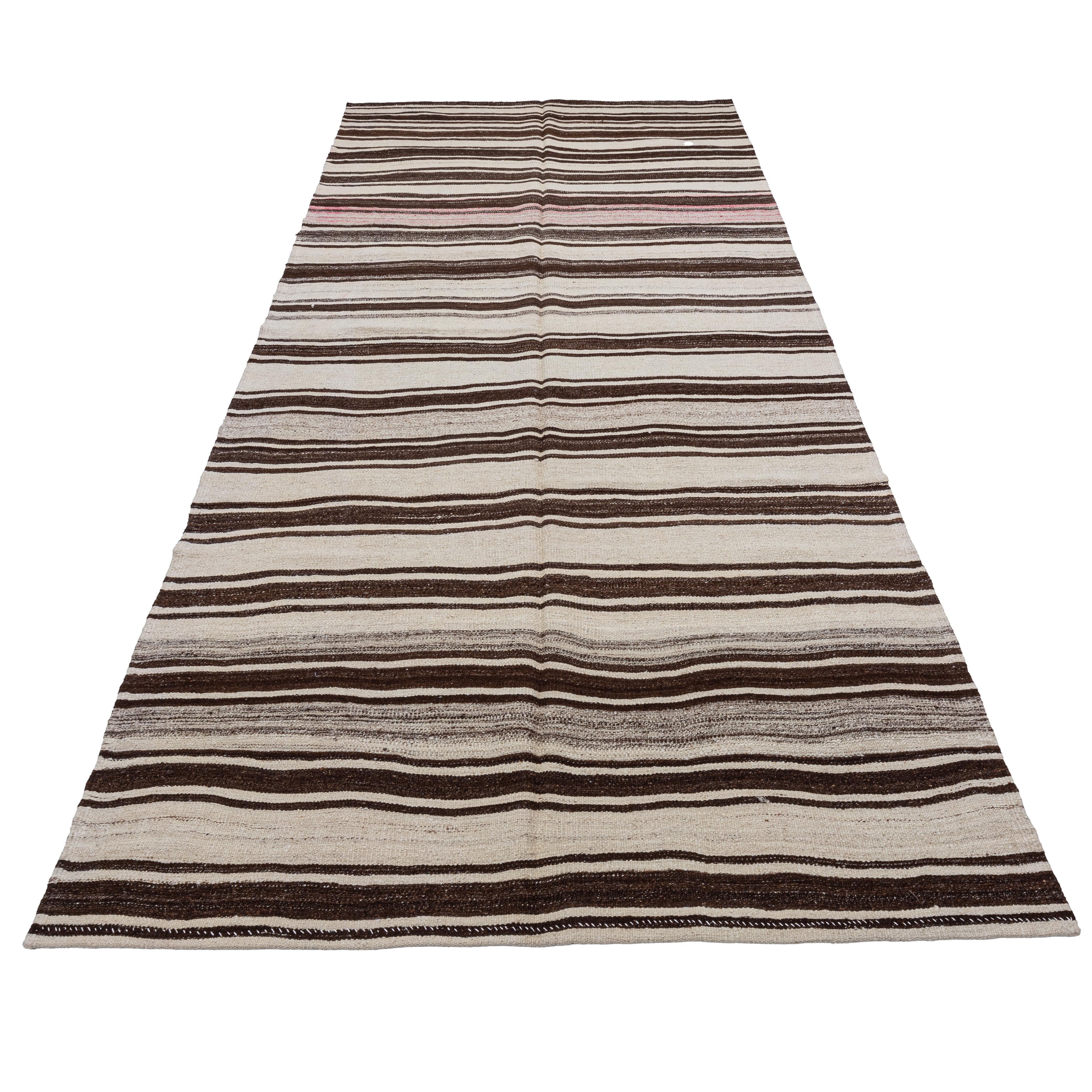 Wide Kilim Runner from Konya, Central Anatolia, Turkey, Mid-20th C In Good Condition For Sale In Istanbul, TR