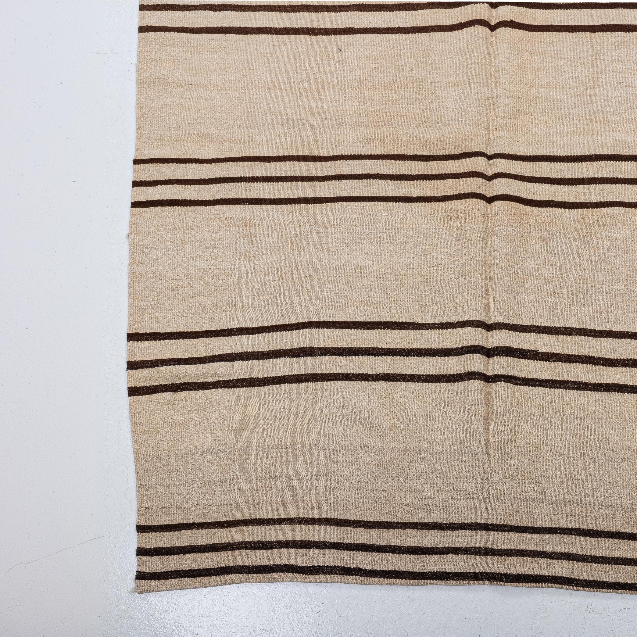 Tessuto a mano Ampio corridore kilim da Konya, Anatolia centrale, Turchia, metà del XX secolo in vendita