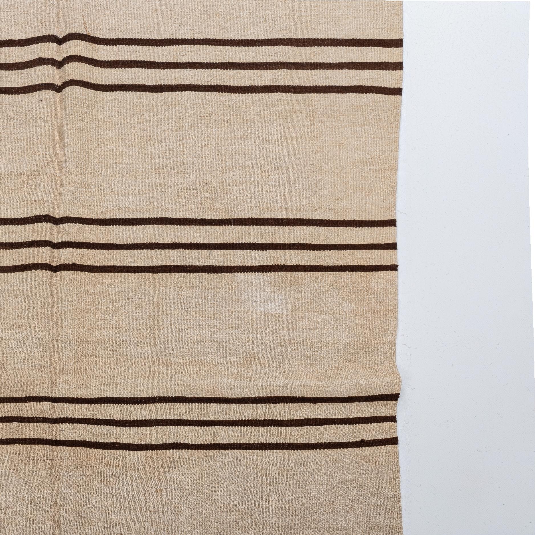 Ampio corridore kilim da Konya, Anatolia centrale, Turchia, metà del XX secolo In condizioni discrete in vendita a Istanbul, TR