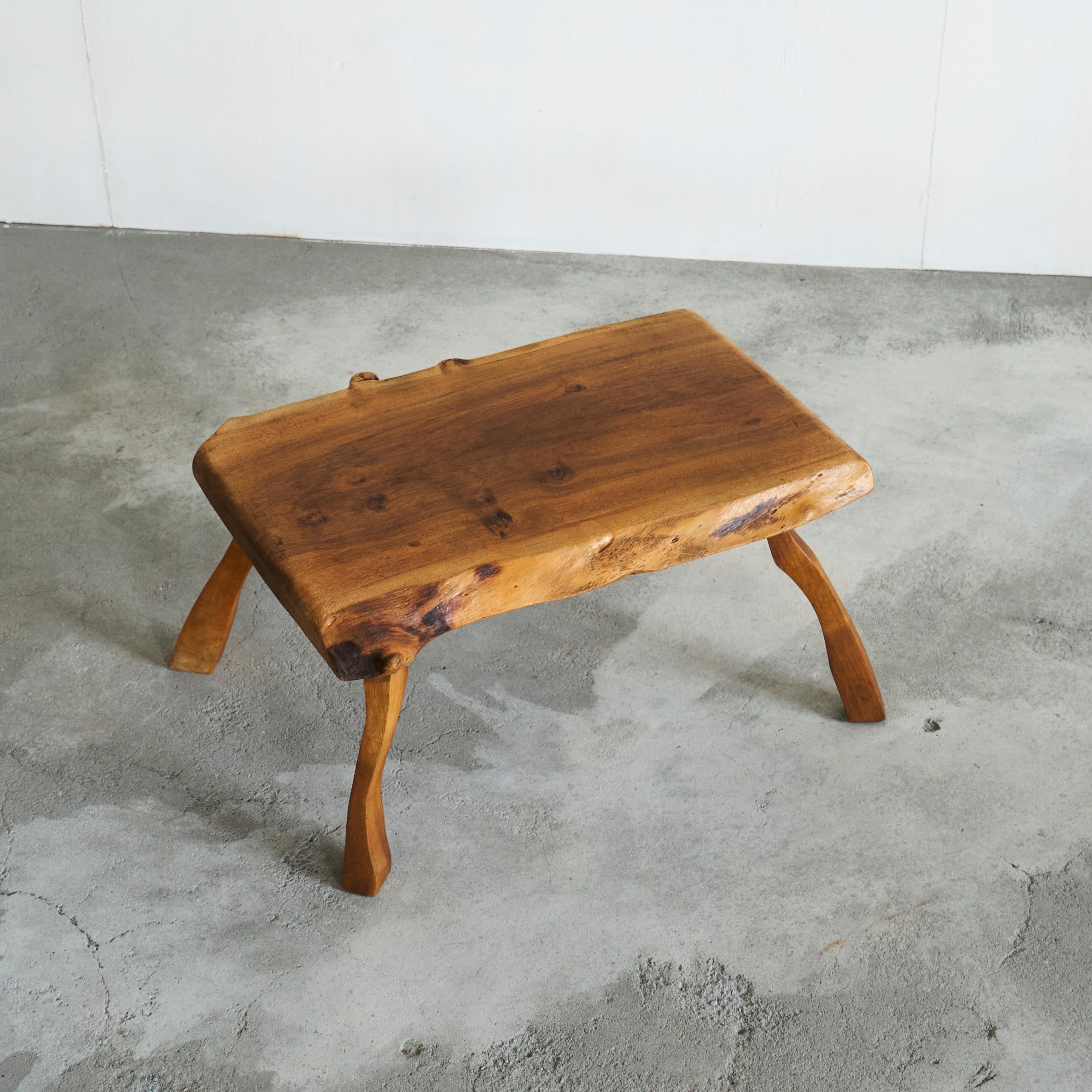 Table basse ou table d'appoint à larges pieds en noyer massif du milieu du siècle dernier Années 50 en vente 3