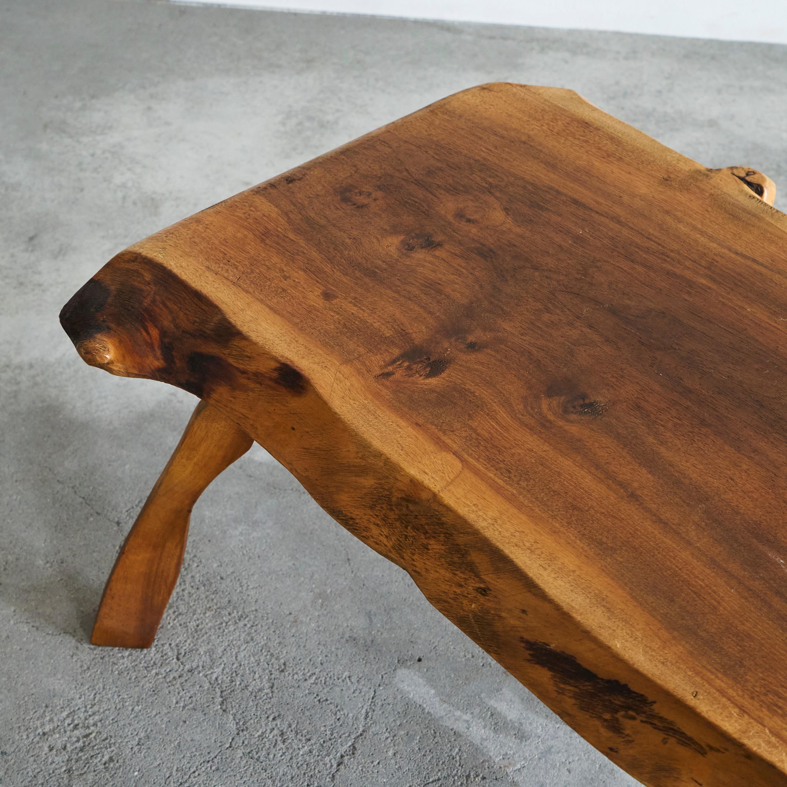 Mid-Century Modern Table basse ou table d'appoint à larges pieds en noyer massif du milieu du siècle dernier Années 50 en vente