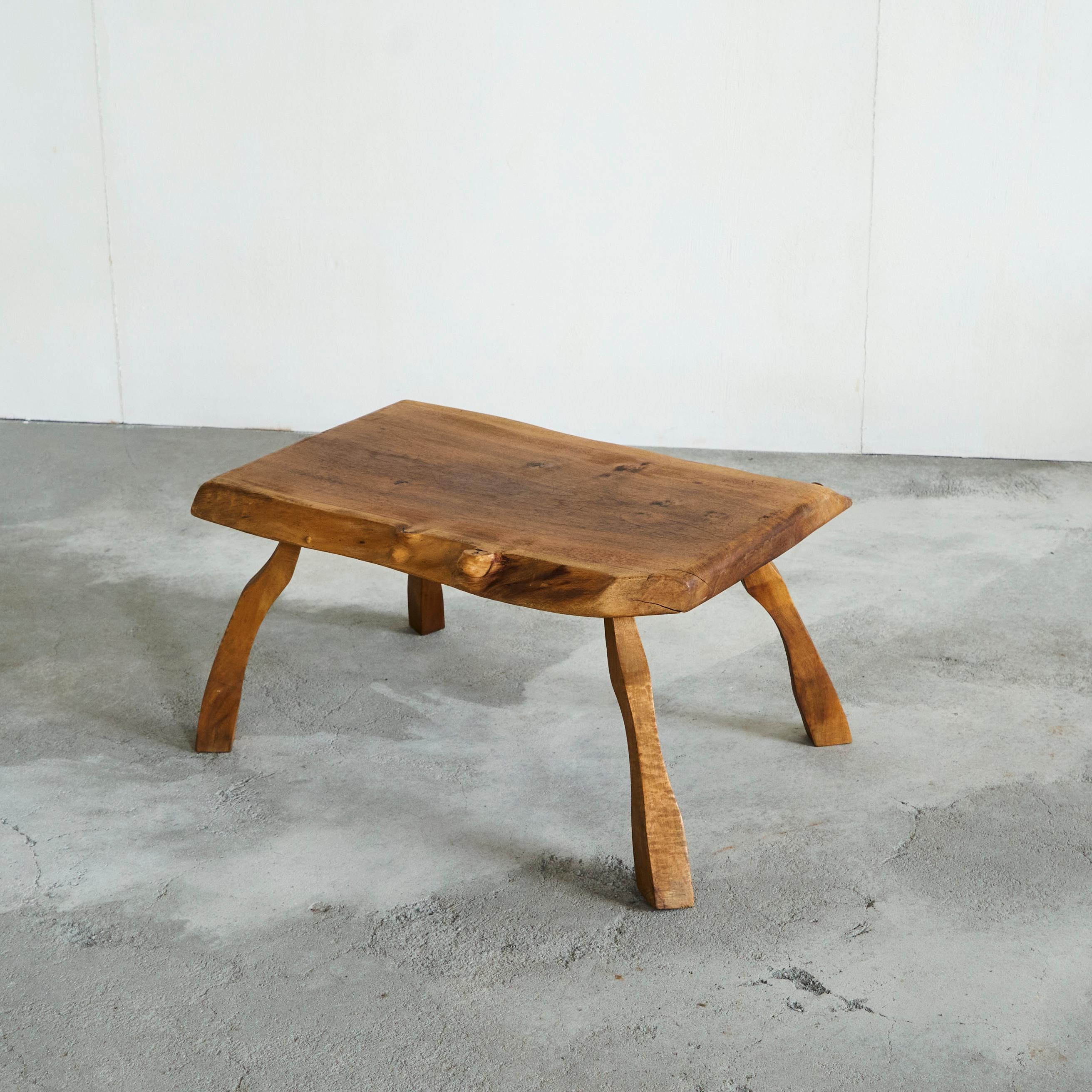 Fait main Table basse ou table d'appoint à larges pieds en noyer massif du milieu du siècle dernier Années 50 en vente