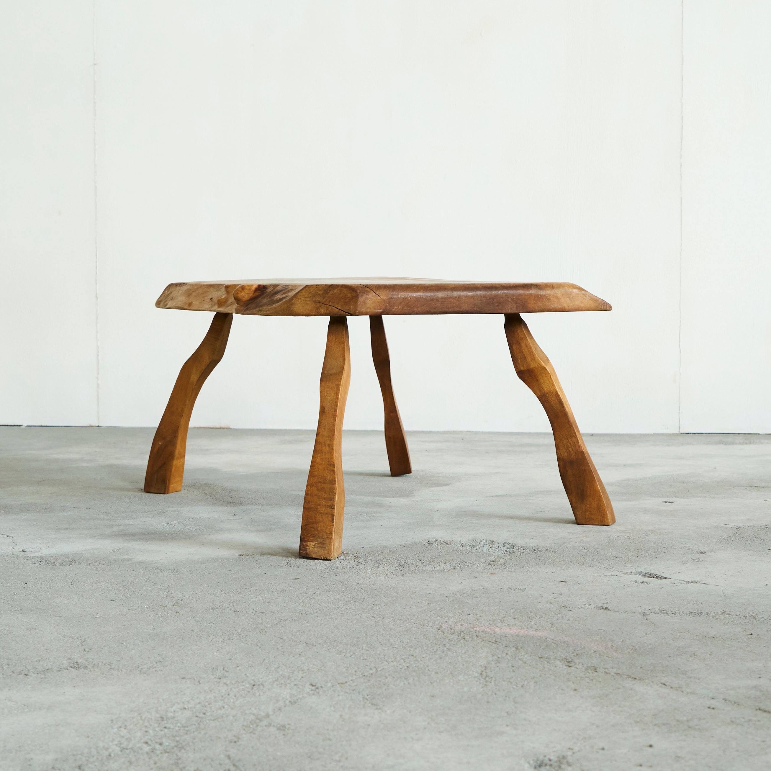 Table basse ou table d'appoint à larges pieds en noyer massif du milieu du siècle dernier Années 50 Bon état - En vente à Tilburg, NL