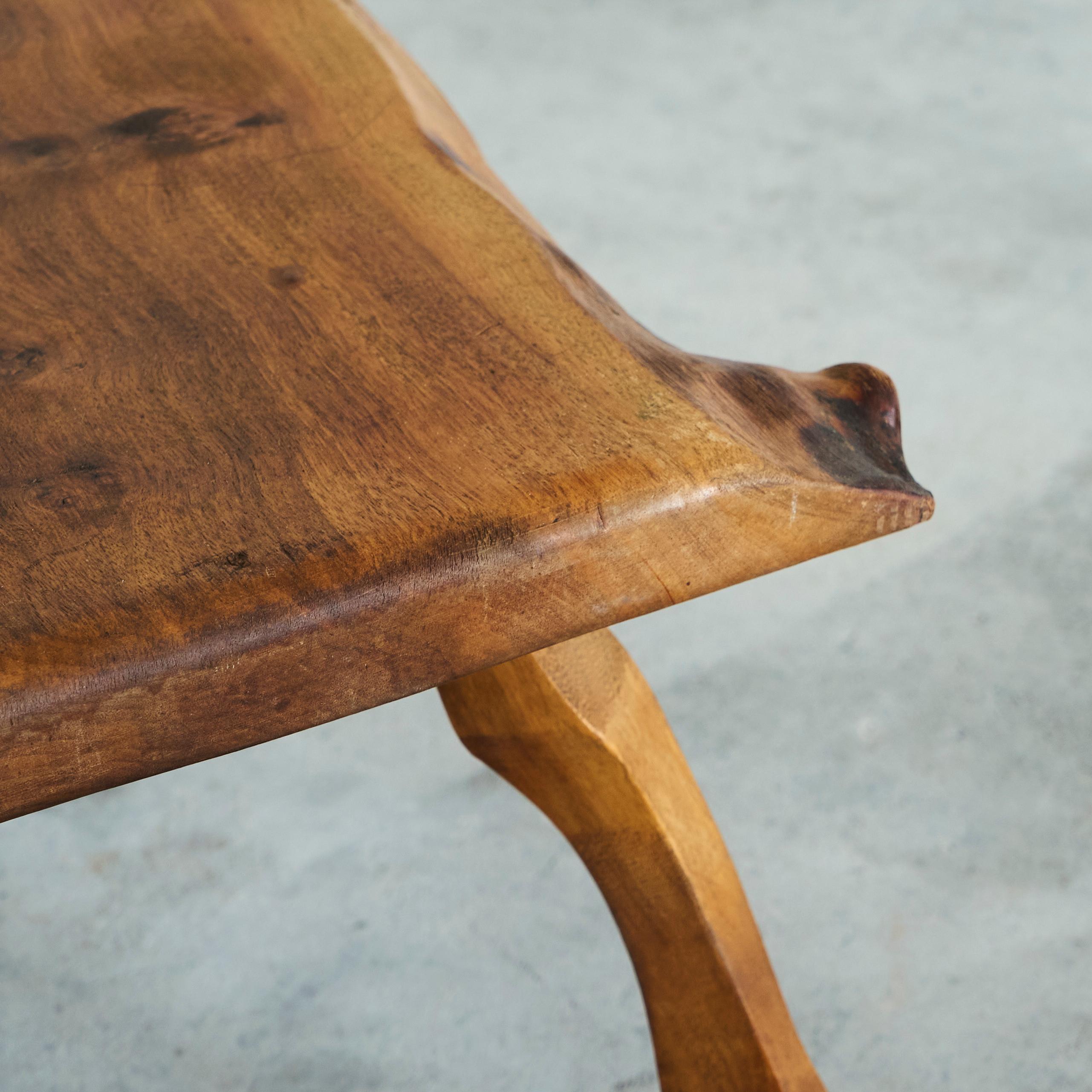 20ième siècle Table basse ou table d'appoint à larges pieds en noyer massif du milieu du siècle dernier Années 50 en vente