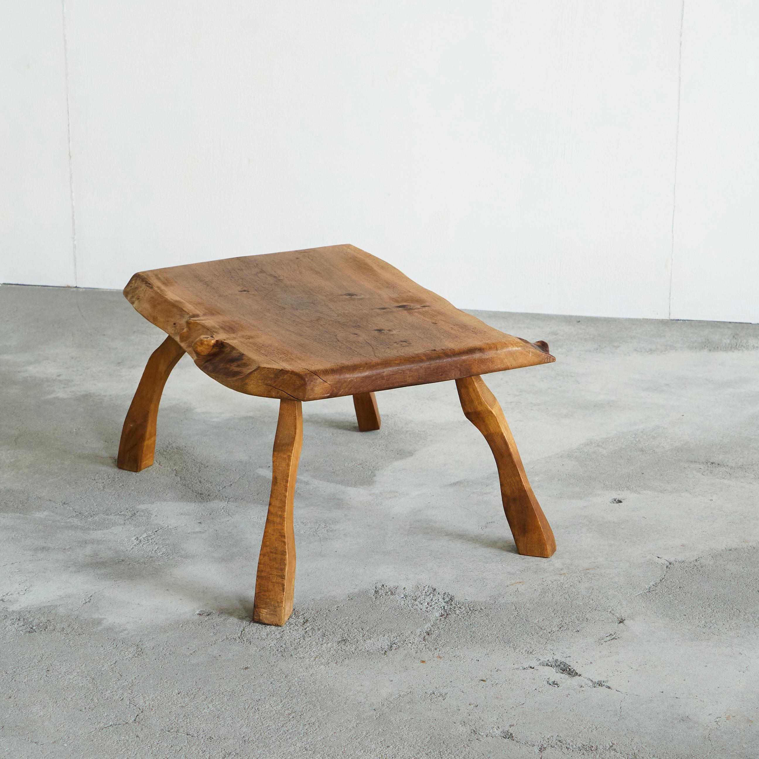 Bois Table basse ou table d'appoint à larges pieds en noyer massif du milieu du siècle dernier Années 50 en vente