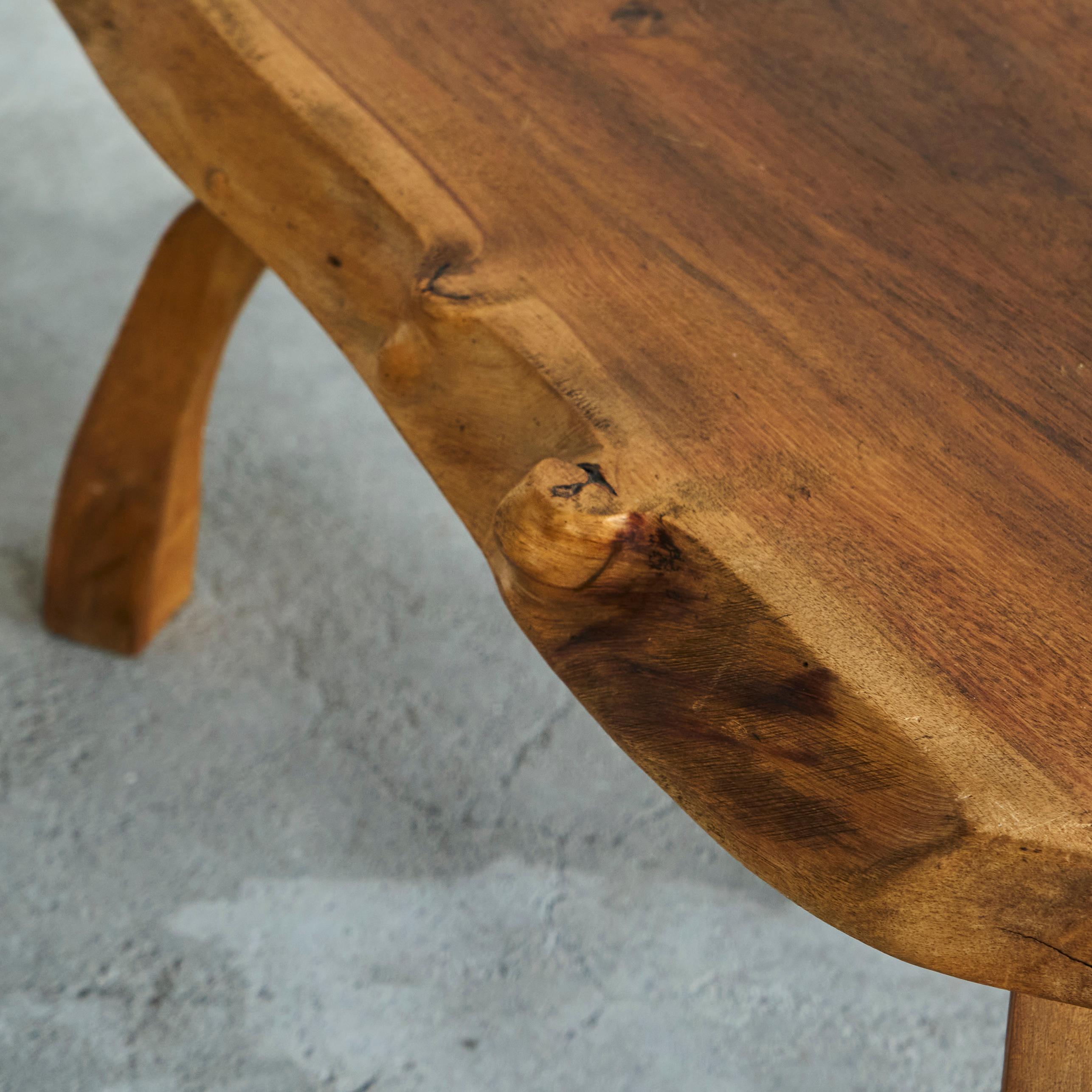 Table basse ou table d'appoint à larges pieds en noyer massif du milieu du siècle dernier Années 50 en vente 1