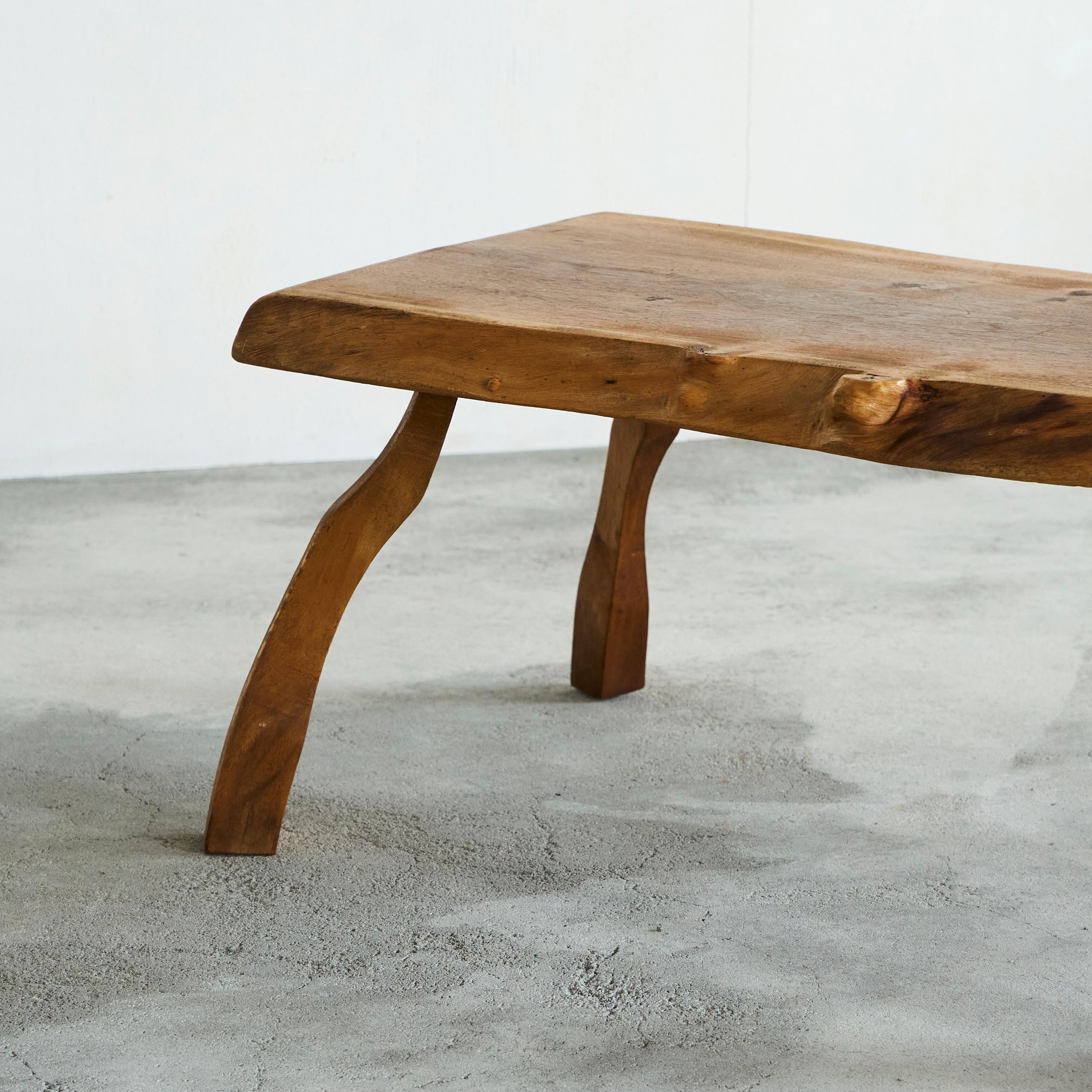 Table basse ou table d'appoint à larges pieds en noyer massif du milieu du siècle dernier Années 50 en vente 2