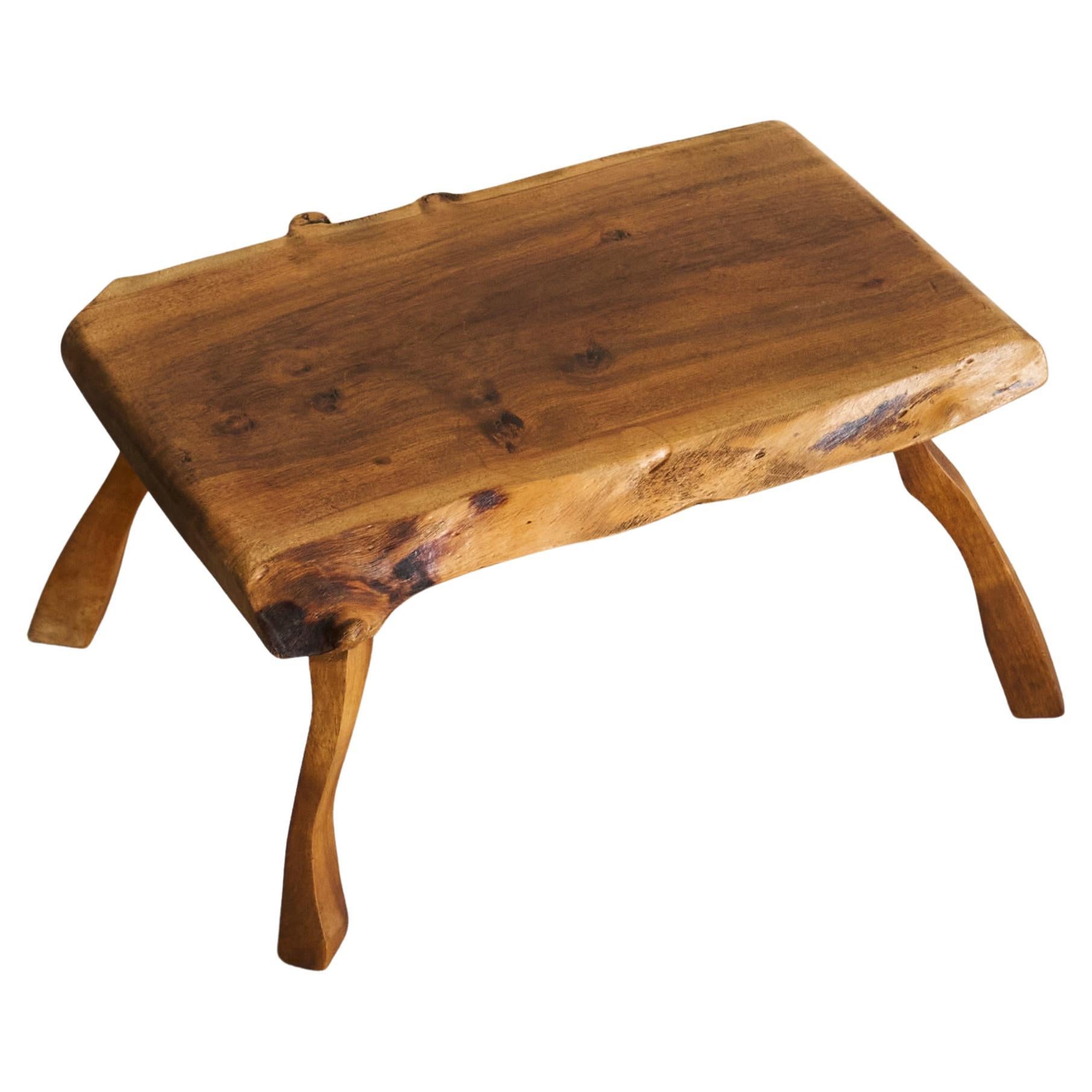 Table basse ou table d'appoint à larges pieds en noyer massif du milieu du siècle dernier Années 50 en vente