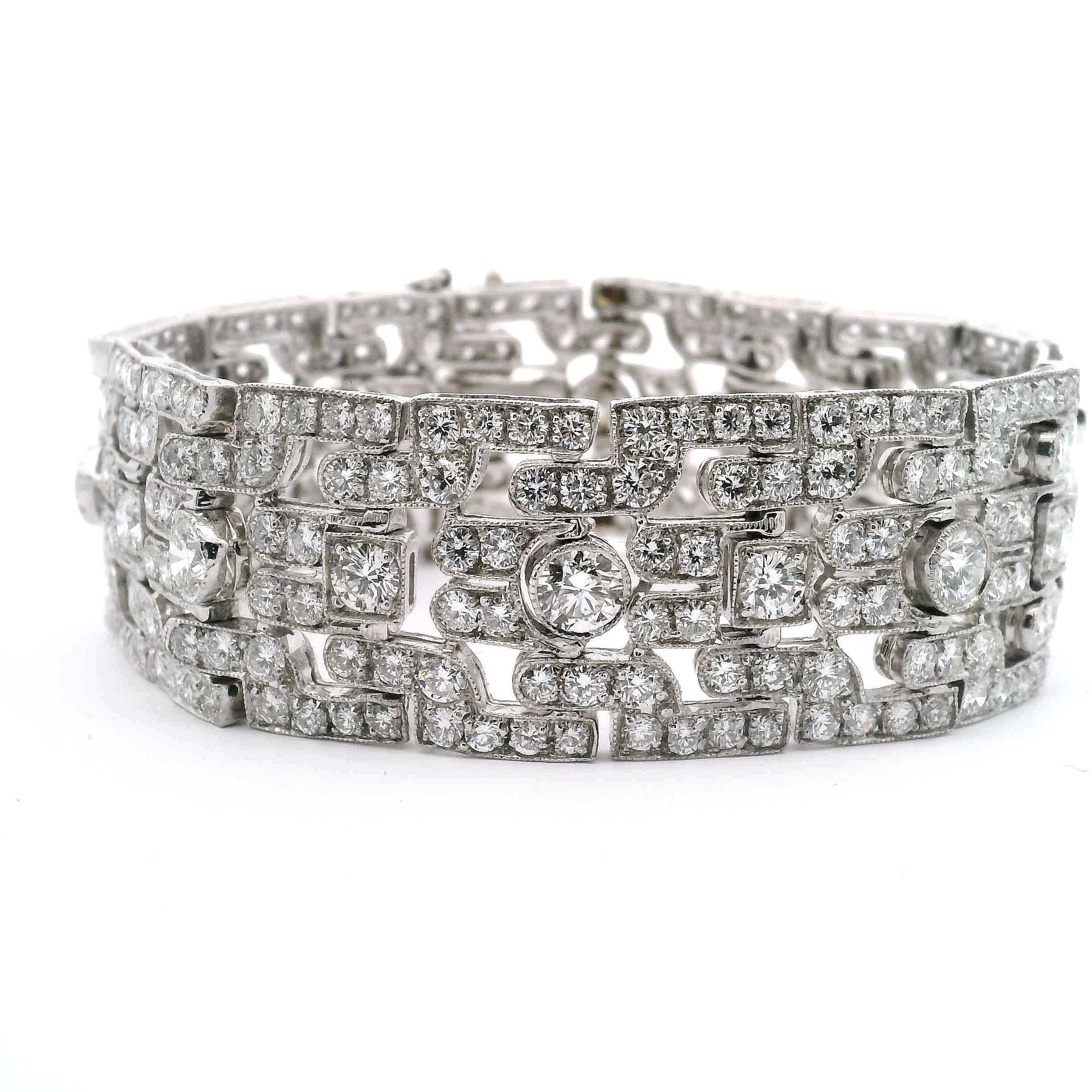 Bracelet articulé en platine de style déco

307 Diamants ronds de taille brillant dans un bracelet en platine de style français de 9,5 mm de large. 
 96-.03ct., 64-.04ct., 96-.05ct., 32-.07ct., 8-.25ct. 8-.40ct.

Le degré de pureté est VVS2
Le grade