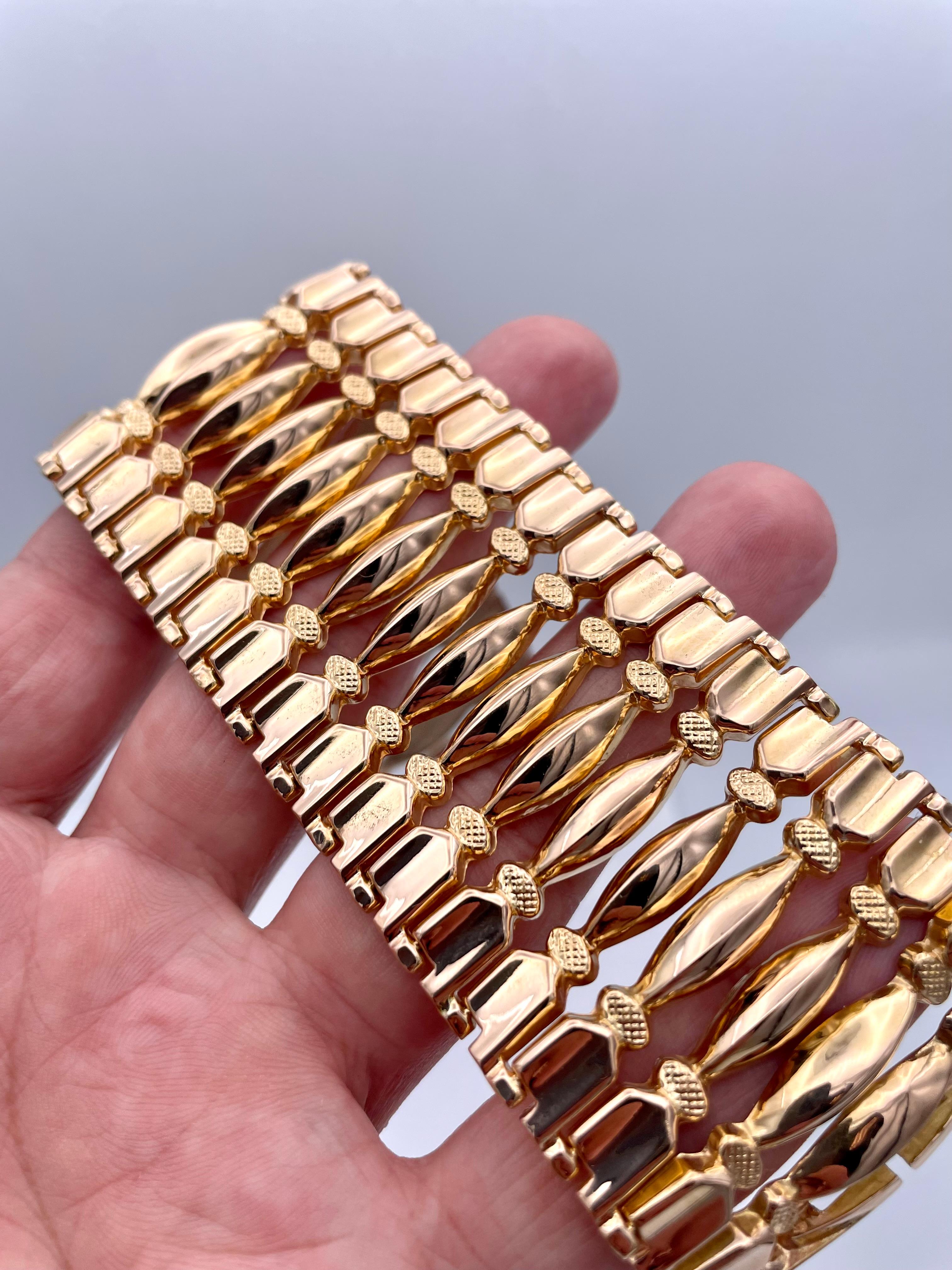 Auffallend flexibles Armband.  18K Gelbgold.  Geometrisches Ausschnittmuster.  8