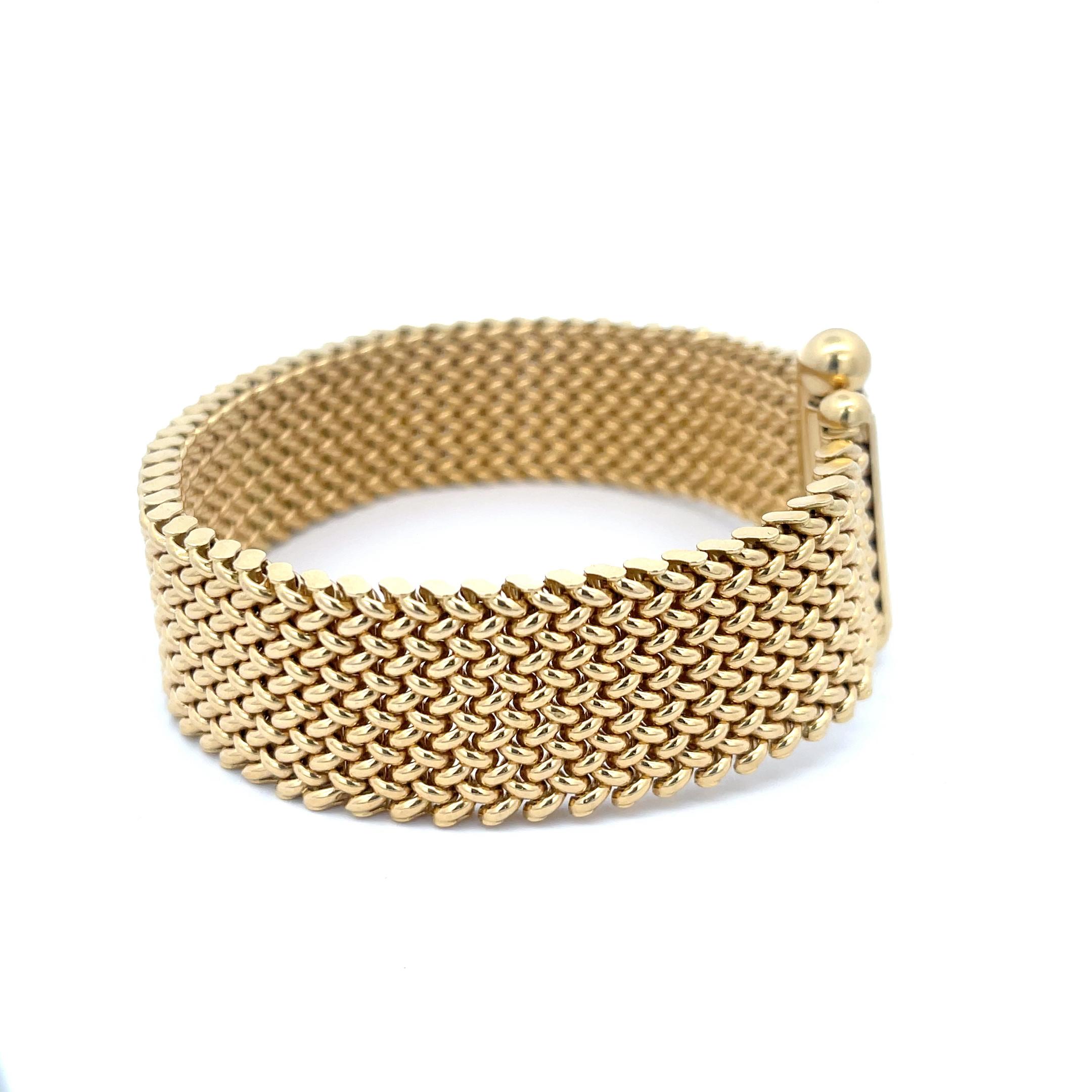 Wide Mesh Bracelet 18K Yellow Gold In Good Condition For Sale In Dallas, TX